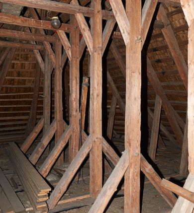 Zdjęcie nr 32: Kościół drewniany o konstrukcji zrębowej, na betonowym podmurowaniu przesłoniętym daszkiem gontowym, kruchta zachodnia o konstrukcji słupowo-ramowej. Elewacje jednolite, szalowane z listwowaniem, wzmocnione lisicami. Więźba dachowa drewniana, krokwiowa. Kościół orientowany, jednonawowy, nawa na rzucie prostokąta zbliżonego do kwadratu, prezbiterium nieco węższe, zakończone trójbocznie. Do wschodniej ściany prezbiterium przylega Ogrójec na rzucie prostokąta, od północy zakrystia na planie zbliżonym do trapezu. Do północnej ściany nawy przylega niewielka kruchta na rzucie prostokąta, od zachodu duża kruchta na planie prostokąta z pomieszczeniem nad nią, ze schodami drabiniastymi na chór, otwarta do nawy trzema dużymi otworami o wykroju prostokątnym. Wnętrze podzielone pilastrami podtrzymującymi architraw i fryz, wyłamane na ich osi. Pomiędzy nawą a prezbiterium prostokątny otwór tęczowy z prostą belką. Parapet chóru muzycznego w zachodniej części nawy, o wklęsło-wypukłym zarysie, podparty przez dwie kolumny i dwie półkolumny o wielobocznych trzonach. Otwory drzwiowe o prostokątnym wykroju zamknięte drzwiami spągowymi w północnej ścianie nawy oraz prezbiterium. Wnętrze nakryte pułapami deskowymi. Posadzka z płyt ceramicznych. 
Elewacja frontowa jednoosiowa, na osi wejście do kruchty z dwuskrzydłowymi drzwiami, w partii szczytu podwójne okno. W elewacji południowej cztery otwory okienne w formie stojącego prostokąta zamkniętego łukiem odcinkowym, dwa w nawie i dwa w prezbiterium oraz prostokątne, podwójne okno w kruchcie zachodniej, z krosnowymi oknami o drobnych podziałach kwaterowych. Elewacja północna z prostokątnym, podwójnym oknem w części kruchty zachodniej oraz z wejściami do kruchty północnej i do zakrystii o dwuskrzydłowych drzwiach. Na ścianie wschodniej prezbiterium Ogrójec w formie głębokiej szalowanej wnęki przesłoniętej daszkiem pulpitowym. Kościół nakryty dachami gontowymi dwuspadowymi, wyższym nad nawą, niższym nad prezbiterium, z kalenicą dekorowaną gontowym grzebieniem, nad zakrystią i kruchtą północną miękko modelowane dachy trójspadowe, kruchta zachodnia nakryta dachem dwuspadowym, półszczytowym. W połowie długości dachu nad nawą od strony prezbiterium wznosi się ponad kalenicą wieżyczka na sygnaturkę, na ośmiobocznym obitym blachą trzonie, z latarnią zwieńczoną niewielkim cebulastym hełmem.

 

