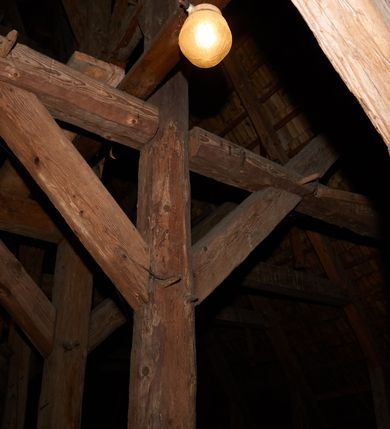 Zdjęcie nr 36: Kościół drewniany o konstrukcji zrębowej, na betonowym podmurowaniu przesłoniętym daszkiem gontowym, kruchta zachodnia o konstrukcji słupowo-ramowej. Elewacje jednolite, szalowane z listwowaniem, wzmocnione lisicami. Więźba dachowa drewniana, krokwiowa. Kościół orientowany, jednonawowy, nawa na rzucie prostokąta zbliżonego do kwadratu, prezbiterium nieco węższe, zakończone trójbocznie. Do wschodniej ściany prezbiterium przylega Ogrójec na rzucie prostokąta, od północy zakrystia na planie zbliżonym do trapezu. Do północnej ściany nawy przylega niewielka kruchta na rzucie prostokąta, od zachodu duża kruchta na planie prostokąta z pomieszczeniem nad nią, ze schodami drabiniastymi na chór, otwarta do nawy trzema dużymi otworami o wykroju prostokątnym. Wnętrze podzielone pilastrami podtrzymującymi architraw i fryz, wyłamane na ich osi. Pomiędzy nawą a prezbiterium prostokątny otwór tęczowy z prostą belką. Parapet chóru muzycznego w zachodniej części nawy, o wklęsło-wypukłym zarysie, podparty przez dwie kolumny i dwie półkolumny o wielobocznych trzonach. Otwory drzwiowe o prostokątnym wykroju zamknięte drzwiami spągowymi w północnej ścianie nawy oraz prezbiterium. Wnętrze nakryte pułapami deskowymi. Posadzka z płyt ceramicznych. 
Elewacja frontowa jednoosiowa, na osi wejście do kruchty z dwuskrzydłowymi drzwiami, w partii szczytu podwójne okno. W elewacji południowej cztery otwory okienne w formie stojącego prostokąta zamkniętego łukiem odcinkowym, dwa w nawie i dwa w prezbiterium oraz prostokątne, podwójne okno w kruchcie zachodniej, z krosnowymi oknami o drobnych podziałach kwaterowych. Elewacja północna z prostokątnym, podwójnym oknem w części kruchty zachodniej oraz z wejściami do kruchty północnej i do zakrystii o dwuskrzydłowych drzwiach. Na ścianie wschodniej prezbiterium Ogrójec w formie głębokiej szalowanej wnęki przesłoniętej daszkiem pulpitowym. Kościół nakryty dachami gontowymi dwuspadowymi, wyższym nad nawą, niższym nad prezbiterium, z kalenicą dekorowaną gontowym grzebieniem, nad zakrystią i kruchtą północną miękko modelowane dachy trójspadowe, kruchta zachodnia nakryta dachem dwuspadowym, półszczytowym. W połowie długości dachu nad nawą od strony prezbiterium wznosi się ponad kalenicą wieżyczka na sygnaturkę, na ośmiobocznym obitym blachą trzonie, z latarnią zwieńczoną niewielkim cebulastym hełmem.

 

