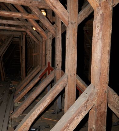 Zdjęcie nr 37: Kościół drewniany o konstrukcji zrębowej, na betonowym podmurowaniu przesłoniętym daszkiem gontowym, kruchta zachodnia o konstrukcji słupowo-ramowej. Elewacje jednolite, szalowane z listwowaniem, wzmocnione lisicami. Więźba dachowa drewniana, krokwiowa. Kościół orientowany, jednonawowy, nawa na rzucie prostokąta zbliżonego do kwadratu, prezbiterium nieco węższe, zakończone trójbocznie. Do wschodniej ściany prezbiterium przylega Ogrójec na rzucie prostokąta, od północy zakrystia na planie zbliżonym do trapezu. Do północnej ściany nawy przylega niewielka kruchta na rzucie prostokąta, od zachodu duża kruchta na planie prostokąta z pomieszczeniem nad nią, ze schodami drabiniastymi na chór, otwarta do nawy trzema dużymi otworami o wykroju prostokątnym. Wnętrze podzielone pilastrami podtrzymującymi architraw i fryz, wyłamane na ich osi. Pomiędzy nawą a prezbiterium prostokątny otwór tęczowy z prostą belką. Parapet chóru muzycznego w zachodniej części nawy, o wklęsło-wypukłym zarysie, podparty przez dwie kolumny i dwie półkolumny o wielobocznych trzonach. Otwory drzwiowe o prostokątnym wykroju zamknięte drzwiami spągowymi w północnej ścianie nawy oraz prezbiterium. Wnętrze nakryte pułapami deskowymi. Posadzka z płyt ceramicznych. 
Elewacja frontowa jednoosiowa, na osi wejście do kruchty z dwuskrzydłowymi drzwiami, w partii szczytu podwójne okno. W elewacji południowej cztery otwory okienne w formie stojącego prostokąta zamkniętego łukiem odcinkowym, dwa w nawie i dwa w prezbiterium oraz prostokątne, podwójne okno w kruchcie zachodniej, z krosnowymi oknami o drobnych podziałach kwaterowych. Elewacja północna z prostokątnym, podwójnym oknem w części kruchty zachodniej oraz z wejściami do kruchty północnej i do zakrystii o dwuskrzydłowych drzwiach. Na ścianie wschodniej prezbiterium Ogrójec w formie głębokiej szalowanej wnęki przesłoniętej daszkiem pulpitowym. Kościół nakryty dachami gontowymi dwuspadowymi, wyższym nad nawą, niższym nad prezbiterium, z kalenicą dekorowaną gontowym grzebieniem, nad zakrystią i kruchtą północną miękko modelowane dachy trójspadowe, kruchta zachodnia nakryta dachem dwuspadowym, półszczytowym. W połowie długości dachu nad nawą od strony prezbiterium wznosi się ponad kalenicą wieżyczka na sygnaturkę, na ośmiobocznym obitym blachą trzonie, z latarnią zwieńczoną niewielkim cebulastym hełmem.

 

