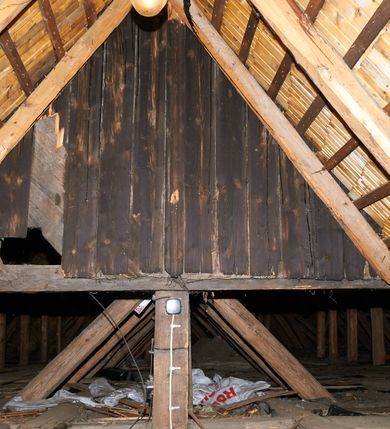 Zdjęcie nr 29: Kościół drewniany o konstrukcji zrębowej, na betonowym podmurowaniu przesłoniętym daszkiem gontowym, kruchta zachodnia o konstrukcji słupowo-ramowej. Elewacje jednolite, szalowane z listwowaniem, wzmocnione lisicami. Więźba dachowa drewniana, krokwiowa. Kościół orientowany, jednonawowy, nawa na rzucie prostokąta zbliżonego do kwadratu, prezbiterium nieco węższe, zakończone trójbocznie. Do wschodniej ściany prezbiterium przylega Ogrójec na rzucie prostokąta, od północy zakrystia na planie zbliżonym do trapezu. Do północnej ściany nawy przylega niewielka kruchta na rzucie prostokąta, od zachodu duża kruchta na planie prostokąta z pomieszczeniem nad nią, ze schodami drabiniastymi na chór, otwarta do nawy trzema dużymi otworami o wykroju prostokątnym. Wnętrze podzielone pilastrami podtrzymującymi architraw i fryz, wyłamane na ich osi. Pomiędzy nawą a prezbiterium prostokątny otwór tęczowy z prostą belką. Parapet chóru muzycznego w zachodniej części nawy, o wklęsło-wypukłym zarysie, podparty przez dwie kolumny i dwie półkolumny o wielobocznych trzonach. Otwory drzwiowe o prostokątnym wykroju zamknięte drzwiami spągowymi w północnej ścianie nawy oraz prezbiterium. Wnętrze nakryte pułapami deskowymi. Posadzka z płyt ceramicznych. 
Elewacja frontowa jednoosiowa, na osi wejście do kruchty z dwuskrzydłowymi drzwiami, w partii szczytu podwójne okno. W elewacji południowej cztery otwory okienne w formie stojącego prostokąta zamkniętego łukiem odcinkowym, dwa w nawie i dwa w prezbiterium oraz prostokątne, podwójne okno w kruchcie zachodniej, z krosnowymi oknami o drobnych podziałach kwaterowych. Elewacja północna z prostokątnym, podwójnym oknem w części kruchty zachodniej oraz z wejściami do kruchty północnej i do zakrystii o dwuskrzydłowych drzwiach. Na ścianie wschodniej prezbiterium Ogrójec w formie głębokiej szalowanej wnęki przesłoniętej daszkiem pulpitowym. Kościół nakryty dachami gontowymi dwuspadowymi, wyższym nad nawą, niższym nad prezbiterium, z kalenicą dekorowaną gontowym grzebieniem, nad zakrystią i kruchtą północną miękko modelowane dachy trójspadowe, kruchta zachodnia nakryta dachem dwuspadowym, półszczytowym. W połowie długości dachu nad nawą od strony prezbiterium wznosi się ponad kalenicą wieżyczka na sygnaturkę, na ośmiobocznym obitym blachą trzonie, z latarnią zwieńczoną niewielkim cebulastym hełmem.

 

