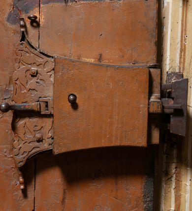 Zdjęcie nr 21: Kościół drewniany o konstrukcji zrębowej, na betonowym podmurowaniu przesłoniętym daszkiem gontowym, kruchta zachodnia o konstrukcji słupowo-ramowej. Elewacje jednolite, szalowane z listwowaniem, wzmocnione lisicami. Więźba dachowa drewniana, krokwiowa. Kościół orientowany, jednonawowy, nawa na rzucie prostokąta zbliżonego do kwadratu, prezbiterium nieco węższe, zakończone trójbocznie. Do wschodniej ściany prezbiterium przylega Ogrójec na rzucie prostokąta, od północy zakrystia na planie zbliżonym do trapezu. Do północnej ściany nawy przylega niewielka kruchta na rzucie prostokąta, od zachodu duża kruchta na planie prostokąta z pomieszczeniem nad nią, ze schodami drabiniastymi na chór, otwarta do nawy trzema dużymi otworami o wykroju prostokątnym. Wnętrze podzielone pilastrami podtrzymującymi architraw i fryz, wyłamane na ich osi. Pomiędzy nawą a prezbiterium prostokątny otwór tęczowy z prostą belką. Parapet chóru muzycznego w zachodniej części nawy, o wklęsło-wypukłym zarysie, podparty przez dwie kolumny i dwie półkolumny o wielobocznych trzonach. Otwory drzwiowe o prostokątnym wykroju zamknięte drzwiami spągowymi w północnej ścianie nawy oraz prezbiterium. Wnętrze nakryte pułapami deskowymi. Posadzka z płyt ceramicznych. 
Elewacja frontowa jednoosiowa, na osi wejście do kruchty z dwuskrzydłowymi drzwiami, w partii szczytu podwójne okno. W elewacji południowej cztery otwory okienne w formie stojącego prostokąta zamkniętego łukiem odcinkowym, dwa w nawie i dwa w prezbiterium oraz prostokątne, podwójne okno w kruchcie zachodniej, z krosnowymi oknami o drobnych podziałach kwaterowych. Elewacja północna z prostokątnym, podwójnym oknem w części kruchty zachodniej oraz z wejściami do kruchty północnej i do zakrystii o dwuskrzydłowych drzwiach. Na ścianie wschodniej prezbiterium Ogrójec w formie głębokiej szalowanej wnęki przesłoniętej daszkiem pulpitowym. Kościół nakryty dachami gontowymi dwuspadowymi, wyższym nad nawą, niższym nad prezbiterium, z kalenicą dekorowaną gontowym grzebieniem, nad zakrystią i kruchtą północną miękko modelowane dachy trójspadowe, kruchta zachodnia nakryta dachem dwuspadowym, półszczytowym. W połowie długości dachu nad nawą od strony prezbiterium wznosi się ponad kalenicą wieżyczka na sygnaturkę, na ośmiobocznym obitym blachą trzonie, z latarnią zwieńczoną niewielkim cebulastym hełmem.

 

