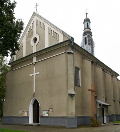 Zdjęcie nr 1: Kościół położony pośrodku wsi, na wysokiej skarpie, wzmocnionej murem. Otoczenie ogrodzone współcześnie. Od wschodu dzwonnica w formie bramy, ze schodami.  Kościół murowany, tynkowany, orientowany, zbudowany na planie wydłużonego prostokąta, jednonawowy, z węższym prezbiterium zamkniętym wielobocznie, opiętym szkarpami. Od północy przylega parterowa zakrystia z przedsionkiem, od południa dwie kruchty. Nawa od prezbiterium oddzielone ostrołukową arkadą. Wnętrze oświetlone oknami prostokątnymi zamkniętymi odcinkowo, wszystkie z witrażami. Nawa nakryta trójspadowym stropem, prezbiterium sklepieniem krzyżowo-żebrowym. Odrzwia z prezbiterium do zakrystii ostrołukowe. Okno w prezbiterium od wschodu ostrołukowe (zamurowane), okno w przedsionku zamknięte tzw. oślim grzbietem. Elewacje na kamiennym, obecnie tynkowanym cokole, oszkarpowane. Szkarpy uskokowe o zmiennym przekroju. Fasada jednoosiowa, zwieńczona trójkątnym szczytem. W osi elewacji ostrołukowy profilowany uskokowo portal, w szczycie okrągły otwór okienny, w płaskiej, tynkowanej opasce. Szczyt dodatkowo podzielony lizenami, u góry zdobiony fryzem arkadkowym, zamknięty wydatnym, profilowanym gzymsem. Oś elewacji zaakcentowana pośrodku wykonanym w tynku i zróżnicowanym kolorystycznie krzyżem, umieszczonym nad wejściem. Po lewej stronie portalu marmurowa tablica epitafijna. Po prawej stronie portalu marmurowa prostokątna tablica z donatorami. Elewacja zachodnia zamknięta wielobocznie, oszkarpowana. W górnej części ostrołukowa blenda, poniżej umieszczony krucyfiks, osłonięty dwuspadowym daszkiem, wspartym na konsolkach. Elewacje boczne pięcioosiowe z prostokątnymi otworami drzwiowymi w drugich osiach od zachodu. Poszczególne osie oddzielone prostokątnymi oknami. Zakrystia i kruchty nakryte dachem jednospadowym. Konstrukcja dachu korpusu głównego drewniana, krokwiowo-płatwiowa. Dach dwuspadowy, nad prezbiterium trójspadowy, kryty blachą ocynkowaną. Sygnaturka w całości obita blachą. Dzwonnica posiada dwie kondygnacje: dolną przeprutą dwiema arkadami, tworzącymi wejście w obręb cmentarza kościelnego i górną, przedzieloną czterema arkadami, przeznaczonymi na pomieszczenie dzwonów. Dach siodłowy.
