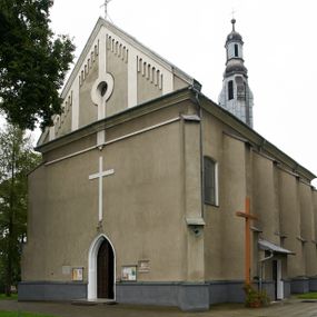 Zdjęcie nr 1: Kościół położony pośrodku wsi, na wysokiej skarpie, wzmocnionej murem. Otoczenie ogrodzone współcześnie. Od wschodu dzwonnica w formie bramy, ze schodami.  Kościół murowany, tynkowany, orientowany, zbudowany na planie wydłużonego prostokąta, jednonawowy, z węższym prezbiterium zamkniętym wielobocznie, opiętym szkarpami. Od północy przylega parterowa zakrystia z przedsionkiem, od południa dwie kruchty. Nawa od prezbiterium oddzielone ostrołukową arkadą. Wnętrze oświetlone oknami prostokątnymi zamkniętymi odcinkowo, wszystkie z witrażami. Nawa nakryta trójspadowym stropem, prezbiterium sklepieniem krzyżowo-żebrowym. Odrzwia z prezbiterium do zakrystii ostrołukowe. Okno w prezbiterium od wschodu ostrołukowe (zamurowane), okno w przedsionku zamknięte tzw. oślim grzbietem. Elewacje na kamiennym, obecnie tynkowanym cokole, oszkarpowane. Szkarpy uskokowe o zmiennym przekroju. Fasada jednoosiowa, zwieńczona trójkątnym szczytem. W osi elewacji ostrołukowy profilowany uskokowo portal, w szczycie okrągły otwór okienny, w płaskiej, tynkowanej opasce. Szczyt dodatkowo podzielony lizenami, u góry zdobiony fryzem arkadkowym, zamknięty wydatnym, profilowanym gzymsem. Oś elewacji zaakcentowana pośrodku wykonanym w tynku i zróżnicowanym kolorystycznie krzyżem, umieszczonym nad wejściem. Po lewej stronie portalu marmurowa tablica epitafijna. Po prawej stronie portalu marmurowa prostokątna tablica z donatorami. Elewacja zachodnia zamknięta wielobocznie, oszkarpowana. W górnej części ostrołukowa blenda, poniżej umieszczony krucyfiks, osłonięty dwuspadowym daszkiem, wspartym na konsolkach. Elewacje boczne pięcioosiowe z prostokątnymi otworami drzwiowymi w drugich osiach od zachodu. Poszczególne osie oddzielone prostokątnymi oknami. Zakrystia i kruchty nakryte dachem jednospadowym. Konstrukcja dachu korpusu głównego drewniana, krokwiowo-płatwiowa. Dach dwuspadowy, nad prezbiterium trójspadowy, kryty blachą ocynkowaną. Sygnaturka w całości obita blachą. Dzwonnica posiada dwie kondygnacje: dolną przeprutą dwiema arkadami, tworzącymi wejście w obręb cmentarza kościelnego i górną, przedzieloną czterema arkadami, przeznaczonymi na pomieszczenie dzwonów. Dach siodłowy.
