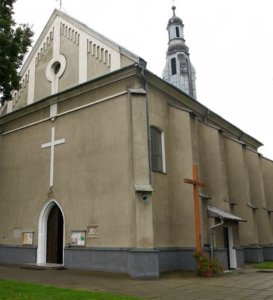 Zdjęcie nr 2: Kościół położony pośrodku wsi, na wysokiej skarpie, wzmocnionej murem. Otoczenie ogrodzone współcześnie. Od wschodu dzwonnica w formie bramy, ze schodami.  Kościół murowany, tynkowany, orientowany, zbudowany na planie wydłużonego prostokąta, jednonawowy, z węższym prezbiterium zamkniętym wielobocznie, opiętym szkarpami. Od północy przylega parterowa zakrystia z przedsionkiem, od południa dwie kruchty. Nawa od prezbiterium oddzielone ostrołukową arkadą. Wnętrze oświetlone oknami prostokątnymi zamkniętymi odcinkowo, wszystkie z witrażami. Nawa nakryta trójspadowym stropem, prezbiterium sklepieniem krzyżowo-żebrowym. Odrzwia z prezbiterium do zakrystii ostrołukowe. Okno w prezbiterium od wschodu ostrołukowe (zamurowane), okno w przedsionku zamknięte tzw. oślim grzbietem. Elewacje na kamiennym, obecnie tynkowanym cokole, oszkarpowane. Szkarpy uskokowe o zmiennym przekroju. Fasada jednoosiowa, zwieńczona trójkątnym szczytem. W osi elewacji ostrołukowy profilowany uskokowo portal, w szczycie okrągły otwór okienny, w płaskiej, tynkowanej opasce. Szczyt dodatkowo podzielony lizenami, u góry zdobiony fryzem arkadkowym, zamknięty wydatnym, profilowanym gzymsem. Oś elewacji zaakcentowana pośrodku wykonanym w tynku i zróżnicowanym kolorystycznie krzyżem, umieszczonym nad wejściem. Po lewej stronie portalu marmurowa tablica epitafijna. Po prawej stronie portalu marmurowa prostokątna tablica z donatorami. Elewacja zachodnia zamknięta wielobocznie, oszkarpowana. W górnej części ostrołukowa blenda, poniżej umieszczony krucyfiks, osłonięty dwuspadowym daszkiem, wspartym na konsolkach. Elewacje boczne pięcioosiowe z prostokątnymi otworami drzwiowymi w drugich osiach od zachodu. Poszczególne osie oddzielone prostokątnymi oknami. Zakrystia i kruchty nakryte dachem jednospadowym. Konstrukcja dachu korpusu głównego drewniana, krokwiowo-płatwiowa. Dach dwuspadowy, nad prezbiterium trójspadowy, kryty blachą ocynkowaną. Sygnaturka w całości obita blachą. Dzwonnica posiada dwie kondygnacje: dolną przeprutą dwiema arkadami, tworzącymi wejście w obręb cmentarza kościelnego i górną, przedzieloną czterema arkadami, przeznaczonymi na pomieszczenie dzwonów. Dach siodłowy.
