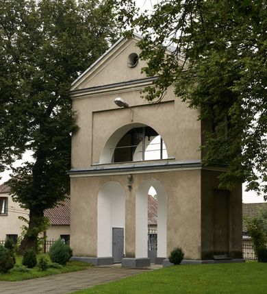 Zdjęcie nr 8: Kościół położony pośrodku wsi, na wysokiej skarpie, wzmocnionej murem. Otoczenie ogrodzone współcześnie. Od wschodu dzwonnica w formie bramy, ze schodami.  Kościół murowany, tynkowany, orientowany, zbudowany na planie wydłużonego prostokąta, jednonawowy, z węższym prezbiterium zamkniętym wielobocznie, opiętym szkarpami. Od północy przylega parterowa zakrystia z przedsionkiem, od południa dwie kruchty. Nawa od prezbiterium oddzielone ostrołukową arkadą. Wnętrze oświetlone oknami prostokątnymi zamkniętymi odcinkowo, wszystkie z witrażami. Nawa nakryta trójspadowym stropem, prezbiterium sklepieniem krzyżowo-żebrowym. Odrzwia z prezbiterium do zakrystii ostrołukowe. Okno w prezbiterium od wschodu ostrołukowe (zamurowane), okno w przedsionku zamknięte tzw. oślim grzbietem. Elewacje na kamiennym, obecnie tynkowanym cokole, oszkarpowane. Szkarpy uskokowe o zmiennym przekroju. Fasada jednoosiowa, zwieńczona trójkątnym szczytem. W osi elewacji ostrołukowy profilowany uskokowo portal, w szczycie okrągły otwór okienny, w płaskiej, tynkowanej opasce. Szczyt dodatkowo podzielony lizenami, u góry zdobiony fryzem arkadkowym, zamknięty wydatnym, profilowanym gzymsem. Oś elewacji zaakcentowana pośrodku wykonanym w tynku i zróżnicowanym kolorystycznie krzyżem, umieszczonym nad wejściem. Po lewej stronie portalu marmurowa tablica epitafijna. Po prawej stronie portalu marmurowa prostokątna tablica z donatorami. Elewacja zachodnia zamknięta wielobocznie, oszkarpowana. W górnej części ostrołukowa blenda, poniżej umieszczony krucyfiks, osłonięty dwuspadowym daszkiem, wspartym na konsolkach. Elewacje boczne pięcioosiowe z prostokątnymi otworami drzwiowymi w drugich osiach od zachodu. Poszczególne osie oddzielone prostokątnymi oknami. Zakrystia i kruchty nakryte dachem jednospadowym. Konstrukcja dachu korpusu głównego drewniana, krokwiowo-płatwiowa. Dach dwuspadowy, nad prezbiterium trójspadowy, kryty blachą ocynkowaną. Sygnaturka w całości obita blachą. Dzwonnica posiada dwie kondygnacje: dolną przeprutą dwiema arkadami, tworzącymi wejście w obręb cmentarza kościelnego i górną, przedzieloną czterema arkadami, przeznaczonymi na pomieszczenie dzwonów. Dach siodłowy.
