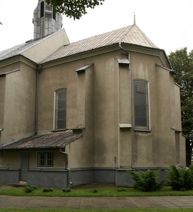 Zdjęcie nr 7: Kościół położony pośrodku wsi, na wysokiej skarpie, wzmocnionej murem. Otoczenie ogrodzone współcześnie. Od wschodu dzwonnica w formie bramy, ze schodami.  Kościół murowany, tynkowany, orientowany, zbudowany na planie wydłużonego prostokąta, jednonawowy, z węższym prezbiterium zamkniętym wielobocznie, opiętym szkarpami. Od północy przylega parterowa zakrystia z przedsionkiem, od południa dwie kruchty. Nawa od prezbiterium oddzielone ostrołukową arkadą. Wnętrze oświetlone oknami prostokątnymi zamkniętymi odcinkowo, wszystkie z witrażami. Nawa nakryta trójspadowym stropem, prezbiterium sklepieniem krzyżowo-żebrowym. Odrzwia z prezbiterium do zakrystii ostrołukowe. Okno w prezbiterium od wschodu ostrołukowe (zamurowane), okno w przedsionku zamknięte tzw. oślim grzbietem. Elewacje na kamiennym, obecnie tynkowanym cokole, oszkarpowane. Szkarpy uskokowe o zmiennym przekroju. Fasada jednoosiowa, zwieńczona trójkątnym szczytem. W osi elewacji ostrołukowy profilowany uskokowo portal, w szczycie okrągły otwór okienny, w płaskiej, tynkowanej opasce. Szczyt dodatkowo podzielony lizenami, u góry zdobiony fryzem arkadkowym, zamknięty wydatnym, profilowanym gzymsem. Oś elewacji zaakcentowana pośrodku wykonanym w tynku i zróżnicowanym kolorystycznie krzyżem, umieszczonym nad wejściem. Po lewej stronie portalu marmurowa tablica epitafijna. Po prawej stronie portalu marmurowa prostokątna tablica z donatorami. Elewacja zachodnia zamknięta wielobocznie, oszkarpowana. W górnej części ostrołukowa blenda, poniżej umieszczony krucyfiks, osłonięty dwuspadowym daszkiem, wspartym na konsolkach. Elewacje boczne pięcioosiowe z prostokątnymi otworami drzwiowymi w drugich osiach od zachodu. Poszczególne osie oddzielone prostokątnymi oknami. Zakrystia i kruchty nakryte dachem jednospadowym. Konstrukcja dachu korpusu głównego drewniana, krokwiowo-płatwiowa. Dach dwuspadowy, nad prezbiterium trójspadowy, kryty blachą ocynkowaną. Sygnaturka w całości obita blachą. Dzwonnica posiada dwie kondygnacje: dolną przeprutą dwiema arkadami, tworzącymi wejście w obręb cmentarza kościelnego i górną, przedzieloną czterema arkadami, przeznaczonymi na pomieszczenie dzwonów. Dach siodłowy.
