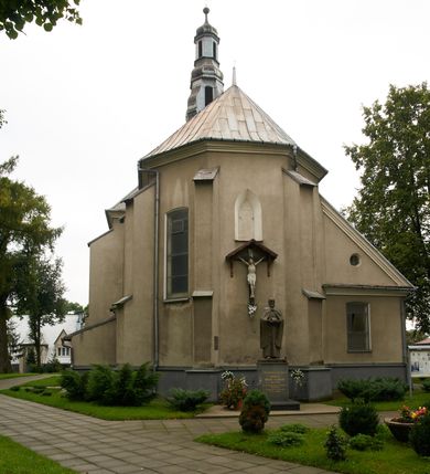 Zdjęcie nr 5: Kościół położony pośrodku wsi, na wysokiej skarpie, wzmocnionej murem. Otoczenie ogrodzone współcześnie. Od wschodu dzwonnica w formie bramy, ze schodami.  Kościół murowany, tynkowany, orientowany, zbudowany na planie wydłużonego prostokąta, jednonawowy, z węższym prezbiterium zamkniętym wielobocznie, opiętym szkarpami. Od północy przylega parterowa zakrystia z przedsionkiem, od południa dwie kruchty. Nawa od prezbiterium oddzielone ostrołukową arkadą. Wnętrze oświetlone oknami prostokątnymi zamkniętymi odcinkowo, wszystkie z witrażami. Nawa nakryta trójspadowym stropem, prezbiterium sklepieniem krzyżowo-żebrowym. Odrzwia z prezbiterium do zakrystii ostrołukowe. Okno w prezbiterium od wschodu ostrołukowe (zamurowane), okno w przedsionku zamknięte tzw. oślim grzbietem. Elewacje na kamiennym, obecnie tynkowanym cokole, oszkarpowane. Szkarpy uskokowe o zmiennym przekroju. Fasada jednoosiowa, zwieńczona trójkątnym szczytem. W osi elewacji ostrołukowy profilowany uskokowo portal, w szczycie okrągły otwór okienny, w płaskiej, tynkowanej opasce. Szczyt dodatkowo podzielony lizenami, u góry zdobiony fryzem arkadkowym, zamknięty wydatnym, profilowanym gzymsem. Oś elewacji zaakcentowana pośrodku wykonanym w tynku i zróżnicowanym kolorystycznie krzyżem, umieszczonym nad wejściem. Po lewej stronie portalu marmurowa tablica epitafijna. Po prawej stronie portalu marmurowa prostokątna tablica z donatorami. Elewacja zachodnia zamknięta wielobocznie, oszkarpowana. W górnej części ostrołukowa blenda, poniżej umieszczony krucyfiks, osłonięty dwuspadowym daszkiem, wspartym na konsolkach. Elewacje boczne pięcioosiowe z prostokątnymi otworami drzwiowymi w drugich osiach od zachodu. Poszczególne osie oddzielone prostokątnymi oknami. Zakrystia i kruchty nakryte dachem jednospadowym. Konstrukcja dachu korpusu głównego drewniana, krokwiowo-płatwiowa. Dach dwuspadowy, nad prezbiterium trójspadowy, kryty blachą ocynkowaną. Sygnaturka w całości obita blachą. Dzwonnica posiada dwie kondygnacje: dolną przeprutą dwiema arkadami, tworzącymi wejście w obręb cmentarza kościelnego i górną, przedzieloną czterema arkadami, przeznaczonymi na pomieszczenie dzwonów. Dach siodłowy.
