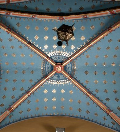 Zdjęcie nr 19: Kościół położony pośrodku wsi, na wysokiej skarpie, wzmocnionej murem. Otoczenie ogrodzone współcześnie. Od wschodu dzwonnica w formie bramy, ze schodami.  Kościół murowany, tynkowany, orientowany, zbudowany na planie wydłużonego prostokąta, jednonawowy, z węższym prezbiterium zamkniętym wielobocznie, opiętym szkarpami. Od północy przylega parterowa zakrystia z przedsionkiem, od południa dwie kruchty. Nawa od prezbiterium oddzielone ostrołukową arkadą. Wnętrze oświetlone oknami prostokątnymi zamkniętymi odcinkowo, wszystkie z witrażami. Nawa nakryta trójspadowym stropem, prezbiterium sklepieniem krzyżowo-żebrowym. Odrzwia z prezbiterium do zakrystii ostrołukowe. Okno w prezbiterium od wschodu ostrołukowe (zamurowane), okno w przedsionku zamknięte tzw. oślim grzbietem. Elewacje na kamiennym, obecnie tynkowanym cokole, oszkarpowane. Szkarpy uskokowe o zmiennym przekroju. Fasada jednoosiowa, zwieńczona trójkątnym szczytem. W osi elewacji ostrołukowy profilowany uskokowo portal, w szczycie okrągły otwór okienny, w płaskiej, tynkowanej opasce. Szczyt dodatkowo podzielony lizenami, u góry zdobiony fryzem arkadkowym, zamknięty wydatnym, profilowanym gzymsem. Oś elewacji zaakcentowana pośrodku wykonanym w tynku i zróżnicowanym kolorystycznie krzyżem, umieszczonym nad wejściem. Po lewej stronie portalu marmurowa tablica epitafijna. Po prawej stronie portalu marmurowa prostokątna tablica z donatorami. Elewacja zachodnia zamknięta wielobocznie, oszkarpowana. W górnej części ostrołukowa blenda, poniżej umieszczony krucyfiks, osłonięty dwuspadowym daszkiem, wspartym na konsolkach. Elewacje boczne pięcioosiowe z prostokątnymi otworami drzwiowymi w drugich osiach od zachodu. Poszczególne osie oddzielone prostokątnymi oknami. Zakrystia i kruchty nakryte dachem jednospadowym. Konstrukcja dachu korpusu głównego drewniana, krokwiowo-płatwiowa. Dach dwuspadowy, nad prezbiterium trójspadowy, kryty blachą ocynkowaną. Sygnaturka w całości obita blachą. Dzwonnica posiada dwie kondygnacje: dolną przeprutą dwiema arkadami, tworzącymi wejście w obręb cmentarza kościelnego i górną, przedzieloną czterema arkadami, przeznaczonymi na pomieszczenie dzwonów. Dach siodłowy.
