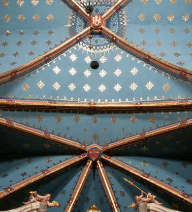 Zdjęcie nr 22: Kościół położony pośrodku wsi, na wysokiej skarpie, wzmocnionej murem. Otoczenie ogrodzone współcześnie. Od wschodu dzwonnica w formie bramy, ze schodami.  Kościół murowany, tynkowany, orientowany, zbudowany na planie wydłużonego prostokąta, jednonawowy, z węższym prezbiterium zamkniętym wielobocznie, opiętym szkarpami. Od północy przylega parterowa zakrystia z przedsionkiem, od południa dwie kruchty. Nawa od prezbiterium oddzielone ostrołukową arkadą. Wnętrze oświetlone oknami prostokątnymi zamkniętymi odcinkowo, wszystkie z witrażami. Nawa nakryta trójspadowym stropem, prezbiterium sklepieniem krzyżowo-żebrowym. Odrzwia z prezbiterium do zakrystii ostrołukowe. Okno w prezbiterium od wschodu ostrołukowe (zamurowane), okno w przedsionku zamknięte tzw. oślim grzbietem. Elewacje na kamiennym, obecnie tynkowanym cokole, oszkarpowane. Szkarpy uskokowe o zmiennym przekroju. Fasada jednoosiowa, zwieńczona trójkątnym szczytem. W osi elewacji ostrołukowy profilowany uskokowo portal, w szczycie okrągły otwór okienny, w płaskiej, tynkowanej opasce. Szczyt dodatkowo podzielony lizenami, u góry zdobiony fryzem arkadkowym, zamknięty wydatnym, profilowanym gzymsem. Oś elewacji zaakcentowana pośrodku wykonanym w tynku i zróżnicowanym kolorystycznie krzyżem, umieszczonym nad wejściem. Po lewej stronie portalu marmurowa tablica epitafijna. Po prawej stronie portalu marmurowa prostokątna tablica z donatorami. Elewacja zachodnia zamknięta wielobocznie, oszkarpowana. W górnej części ostrołukowa blenda, poniżej umieszczony krucyfiks, osłonięty dwuspadowym daszkiem, wspartym na konsolkach. Elewacje boczne pięcioosiowe z prostokątnymi otworami drzwiowymi w drugich osiach od zachodu. Poszczególne osie oddzielone prostokątnymi oknami. Zakrystia i kruchty nakryte dachem jednospadowym. Konstrukcja dachu korpusu głównego drewniana, krokwiowo-płatwiowa. Dach dwuspadowy, nad prezbiterium trójspadowy, kryty blachą ocynkowaną. Sygnaturka w całości obita blachą. Dzwonnica posiada dwie kondygnacje: dolną przeprutą dwiema arkadami, tworzącymi wejście w obręb cmentarza kościelnego i górną, przedzieloną czterema arkadami, przeznaczonymi na pomieszczenie dzwonów. Dach siodłowy.
