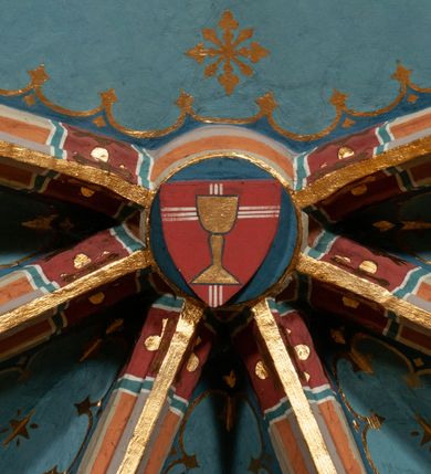 Zdjęcie nr 20: Kościół położony pośrodku wsi, na wysokiej skarpie, wzmocnionej murem. Otoczenie ogrodzone współcześnie. Od wschodu dzwonnica w formie bramy, ze schodami.  Kościół murowany, tynkowany, orientowany, zbudowany na planie wydłużonego prostokąta, jednonawowy, z węższym prezbiterium zamkniętym wielobocznie, opiętym szkarpami. Od północy przylega parterowa zakrystia z przedsionkiem, od południa dwie kruchty. Nawa od prezbiterium oddzielone ostrołukową arkadą. Wnętrze oświetlone oknami prostokątnymi zamkniętymi odcinkowo, wszystkie z witrażami. Nawa nakryta trójspadowym stropem, prezbiterium sklepieniem krzyżowo-żebrowym. Odrzwia z prezbiterium do zakrystii ostrołukowe. Okno w prezbiterium od wschodu ostrołukowe (zamurowane), okno w przedsionku zamknięte tzw. oślim grzbietem. Elewacje na kamiennym, obecnie tynkowanym cokole, oszkarpowane. Szkarpy uskokowe o zmiennym przekroju. Fasada jednoosiowa, zwieńczona trójkątnym szczytem. W osi elewacji ostrołukowy profilowany uskokowo portal, w szczycie okrągły otwór okienny, w płaskiej, tynkowanej opasce. Szczyt dodatkowo podzielony lizenami, u góry zdobiony fryzem arkadkowym, zamknięty wydatnym, profilowanym gzymsem. Oś elewacji zaakcentowana pośrodku wykonanym w tynku i zróżnicowanym kolorystycznie krzyżem, umieszczonym nad wejściem. Po lewej stronie portalu marmurowa tablica epitafijna. Po prawej stronie portalu marmurowa prostokątna tablica z donatorami. Elewacja zachodnia zamknięta wielobocznie, oszkarpowana. W górnej części ostrołukowa blenda, poniżej umieszczony krucyfiks, osłonięty dwuspadowym daszkiem, wspartym na konsolkach. Elewacje boczne pięcioosiowe z prostokątnymi otworami drzwiowymi w drugich osiach od zachodu. Poszczególne osie oddzielone prostokątnymi oknami. Zakrystia i kruchty nakryte dachem jednospadowym. Konstrukcja dachu korpusu głównego drewniana, krokwiowo-płatwiowa. Dach dwuspadowy, nad prezbiterium trójspadowy, kryty blachą ocynkowaną. Sygnaturka w całości obita blachą. Dzwonnica posiada dwie kondygnacje: dolną przeprutą dwiema arkadami, tworzącymi wejście w obręb cmentarza kościelnego i górną, przedzieloną czterema arkadami, przeznaczonymi na pomieszczenie dzwonów. Dach siodłowy.
