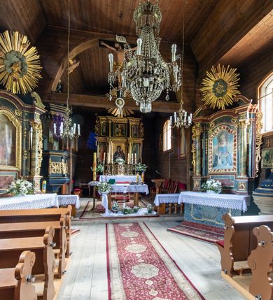 Zdjęcie nr 10: Kościół św. Andrzeja w Graboszycach usytuowany jest w centrum wsi, na wysokim wzniesieniu, przy bocznej drodze odchodzącej na zachód od drogi Wadowice-Zator. Plac kościelny otoczony jest drewnianym płotem na betonowej podmurówce i z murowanymi słupkami. W jego północno-wschodnim narożniku stoi drewniany krzyż. Po stronie południowej w miejscu dawnego cmentarza nagrobek dziedziców Graboszyc Aleksandra Chrząszcza (zm. 1868) i Emanuela Chrząszcza (zm. 1871). Na plac prowadzi wejście z dostępem schodami od strony zachodniej oraz drugie przez szeroką bramę od strony wschodnio-północnej. 

Kościół jest orientowany, konstrukcji zrębowej z wieżą na słup. Prezbiterium na planie prostokątnym, przy nim od północy piętrowa zakrystia. Nawa szersza kwadratowa z kruchtą od południa, od zachodu głęboka, prostokątna kruchta. Prezbiterium od nawy oddzielone ścianą arkady tęczowej, zamkniętą półkoliście z krucyfiksem na belce tęczowej. Chór muzyczny drewniany, wsparty na dwóch kolumnach z częścią środkową wysuniętą do przodu. Wewnątrz stropy, w prezbiterium ze skośnym szalowaniem po bokach, w nawie z zaskrzynieniami. Otwory okienne prostokątne, zamknięte łukiem odcinkowym, ulokowane od strony północnej oraz południowej. Wejście główne do świątyni prowadzi od strony zachodniej, a także od wschodu przez zakrystię i małą kruchtę od południa. 

W elewacji zewnętrznej kościoła wyróżnia się przysadzista czworoboczna wieża o ścianach pochyłych, pobitych gontem z nadwieszoną izbicą, nad izbicą nadbudowane później czworoboczne pięterko, hełm cebulasty z latarnią. Wokół kościoła kamienna podmurówka z nieregularnych płyt. Szalunek pionowy z listwowaniem. Prezbiterium niższe od nawy. Dachy, ściany i hełmy wieży oraz hełm wieżyczki na sygnaturkę gontowe. Dachy siodłowe, nad prezbiterium i zakrystią wspólne. 
