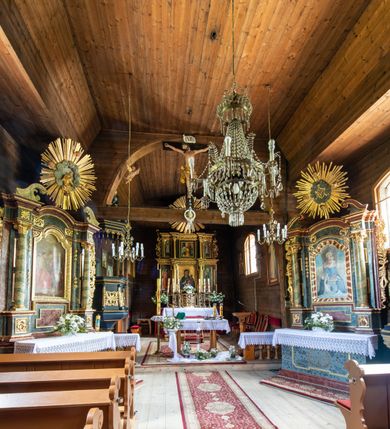 Zdjęcie nr 7: Kościół św. Andrzeja w Graboszycach usytuowany jest w centrum wsi, na wysokim wzniesieniu, przy bocznej drodze odchodzącej na zachód od drogi Wadowice-Zator. Plac kościelny otoczony jest drewnianym płotem na betonowej podmurówce i z murowanymi słupkami. W jego północno-wschodnim narożniku stoi drewniany krzyż. Po stronie południowej w miejscu dawnego cmentarza nagrobek dziedziców Graboszyc Aleksandra Chrząszcza (zm. 1868) i Emanuela Chrząszcza (zm. 1871). Na plac prowadzi wejście z dostępem schodami od strony zachodniej oraz drugie przez szeroką bramę od strony wschodnio-północnej. 

Kościół jest orientowany, konstrukcji zrębowej z wieżą na słup. Prezbiterium na planie prostokątnym, przy nim od północy piętrowa zakrystia. Nawa szersza kwadratowa z kruchtą od południa, od zachodu głęboka, prostokątna kruchta. Prezbiterium od nawy oddzielone ścianą arkady tęczowej, zamkniętą półkoliście z krucyfiksem na belce tęczowej. Chór muzyczny drewniany, wsparty na dwóch kolumnach z częścią środkową wysuniętą do przodu. Wewnątrz stropy, w prezbiterium ze skośnym szalowaniem po bokach, w nawie z zaskrzynieniami. Otwory okienne prostokątne, zamknięte łukiem odcinkowym, ulokowane od strony północnej oraz południowej. Wejście główne do świątyni prowadzi od strony zachodniej, a także od wschodu przez zakrystię i małą kruchtę od południa. 

W elewacji zewnętrznej kościoła wyróżnia się przysadzista czworoboczna wieża o ścianach pochyłych, pobitych gontem z nadwieszoną izbicą, nad izbicą nadbudowane później czworoboczne pięterko, hełm cebulasty z latarnią. Wokół kościoła kamienna podmurówka z nieregularnych płyt. Szalunek pionowy z listwowaniem. Prezbiterium niższe od nawy. Dachy, ściany i hełmy wieży oraz hełm wieżyczki na sygnaturkę gontowe. Dachy siodłowe, nad prezbiterium i zakrystią wspólne. 
