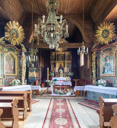 Zdjęcie nr 9: Kościół św. Andrzeja w Graboszycach usytuowany jest w centrum wsi, na wysokim wzniesieniu, przy bocznej drodze odchodzącej na zachód od drogi Wadowice-Zator. Plac kościelny otoczony jest drewnianym płotem na betonowej podmurówce i z murowanymi słupkami. W jego północno-wschodnim narożniku stoi drewniany krzyż. Po stronie południowej w miejscu dawnego cmentarza nagrobek dziedziców Graboszyc Aleksandra Chrząszcza (zm. 1868) i Emanuela Chrząszcza (zm. 1871). Na plac prowadzi wejście z dostępem schodami od strony zachodniej oraz drugie przez szeroką bramę od strony wschodnio-północnej. 

Kościół jest orientowany, konstrukcji zrębowej z wieżą na słup. Prezbiterium na planie prostokątnym, przy nim od północy piętrowa zakrystia. Nawa szersza kwadratowa z kruchtą od południa, od zachodu głęboka, prostokątna kruchta. Prezbiterium od nawy oddzielone ścianą arkady tęczowej, zamkniętą półkoliście z krucyfiksem na belce tęczowej. Chór muzyczny drewniany, wsparty na dwóch kolumnach z częścią środkową wysuniętą do przodu. Wewnątrz stropy, w prezbiterium ze skośnym szalowaniem po bokach, w nawie z zaskrzynieniami. Otwory okienne prostokątne, zamknięte łukiem odcinkowym, ulokowane od strony północnej oraz południowej. Wejście główne do świątyni prowadzi od strony zachodniej, a także od wschodu przez zakrystię i małą kruchtę od południa. 

W elewacji zewnętrznej kościoła wyróżnia się przysadzista czworoboczna wieża o ścianach pochyłych, pobitych gontem z nadwieszoną izbicą, nad izbicą nadbudowane później czworoboczne pięterko, hełm cebulasty z latarnią. Wokół kościoła kamienna podmurówka z nieregularnych płyt. Szalunek pionowy z listwowaniem. Prezbiterium niższe od nawy. Dachy, ściany i hełmy wieży oraz hełm wieżyczki na sygnaturkę gontowe. Dachy siodłowe, nad prezbiterium i zakrystią wspólne. 
