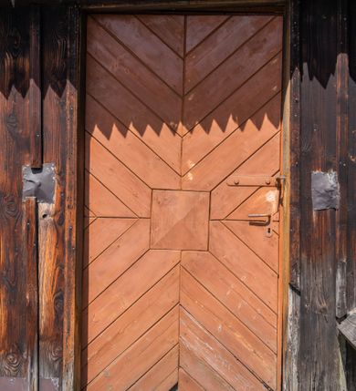 Zdjęcie nr 44: Kościół św. Andrzeja w Graboszycach usytuowany jest w centrum wsi, na wysokim wzniesieniu, przy bocznej drodze odchodzącej na zachód od drogi Wadowice-Zator. Plac kościelny otoczony jest drewnianym płotem na betonowej podmurówce i z murowanymi słupkami. W jego północno-wschodnim narożniku stoi drewniany krzyż. Po stronie południowej w miejscu dawnego cmentarza nagrobek dziedziców Graboszyc Aleksandra Chrząszcza (zm. 1868) i Emanuela Chrząszcza (zm. 1871). Na plac prowadzi wejście z dostępem schodami od strony zachodniej oraz drugie przez szeroką bramę od strony wschodnio-północnej. 

Kościół jest orientowany, konstrukcji zrębowej z wieżą na słup. Prezbiterium na planie prostokątnym, przy nim od północy piętrowa zakrystia. Nawa szersza kwadratowa z kruchtą od południa, od zachodu głęboka, prostokątna kruchta. Prezbiterium od nawy oddzielone ścianą arkady tęczowej, zamkniętą półkoliście z krucyfiksem na belce tęczowej. Chór muzyczny drewniany, wsparty na dwóch kolumnach z częścią środkową wysuniętą do przodu. Wewnątrz stropy, w prezbiterium ze skośnym szalowaniem po bokach, w nawie z zaskrzynieniami. Otwory okienne prostokątne, zamknięte łukiem odcinkowym, ulokowane od strony północnej oraz południowej. Wejście główne do świątyni prowadzi od strony zachodniej, a także od wschodu przez zakrystię i małą kruchtę od południa. 

W elewacji zewnętrznej kościoła wyróżnia się przysadzista czworoboczna wieża o ścianach pochyłych, pobitych gontem z nadwieszoną izbicą, nad izbicą nadbudowane później czworoboczne pięterko, hełm cebulasty z latarnią. Wokół kościoła kamienna podmurówka z nieregularnych płyt. Szalunek pionowy z listwowaniem. Prezbiterium niższe od nawy. Dachy, ściany i hełmy wieży oraz hełm wieżyczki na sygnaturkę gontowe. Dachy siodłowe, nad prezbiterium i zakrystią wspólne. 
