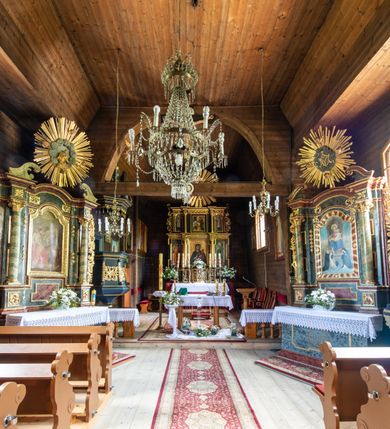 Zdjęcie nr 8: Kościół św. Andrzeja w Graboszycach usytuowany jest w centrum wsi, na wysokim wzniesieniu, przy bocznej drodze odchodzącej na zachód od drogi Wadowice-Zator. Plac kościelny otoczony jest drewnianym płotem na betonowej podmurówce i z murowanymi słupkami. W jego północno-wschodnim narożniku stoi drewniany krzyż. Po stronie południowej w miejscu dawnego cmentarza nagrobek dziedziców Graboszyc Aleksandra Chrząszcza (zm. 1868) i Emanuela Chrząszcza (zm. 1871). Na plac prowadzi wejście z dostępem schodami od strony zachodniej oraz drugie przez szeroką bramę od strony wschodnio-północnej. 

Kościół jest orientowany, konstrukcji zrębowej z wieżą na słup. Prezbiterium na planie prostokątnym, przy nim od północy piętrowa zakrystia. Nawa szersza kwadratowa z kruchtą od południa, od zachodu głęboka, prostokątna kruchta. Prezbiterium od nawy oddzielone ścianą arkady tęczowej, zamkniętą półkoliście z krucyfiksem na belce tęczowej. Chór muzyczny drewniany, wsparty na dwóch kolumnach z częścią środkową wysuniętą do przodu. Wewnątrz stropy, w prezbiterium ze skośnym szalowaniem po bokach, w nawie z zaskrzynieniami. Otwory okienne prostokątne, zamknięte łukiem odcinkowym, ulokowane od strony północnej oraz południowej. Wejście główne do świątyni prowadzi od strony zachodniej, a także od wschodu przez zakrystię i małą kruchtę od południa. 

W elewacji zewnętrznej kościoła wyróżnia się przysadzista czworoboczna wieża o ścianach pochyłych, pobitych gontem z nadwieszoną izbicą, nad izbicą nadbudowane później czworoboczne pięterko, hełm cebulasty z latarnią. Wokół kościoła kamienna podmurówka z nieregularnych płyt. Szalunek pionowy z listwowaniem. Prezbiterium niższe od nawy. Dachy, ściany i hełmy wieży oraz hełm wieżyczki na sygnaturkę gontowe. Dachy siodłowe, nad prezbiterium i zakrystią wspólne. 
