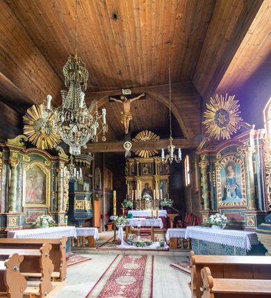Zdjęcie nr 6: Kościół św. Andrzeja w Graboszycach usytuowany jest w centrum wsi, na wysokim wzniesieniu, przy bocznej drodze odchodzącej na zachód od drogi Wadowice-Zator. Plac kościelny otoczony jest drewnianym płotem na betonowej podmurówce i z murowanymi słupkami. W jego północno-wschodnim narożniku stoi drewniany krzyż. Po stronie południowej w miejscu dawnego cmentarza nagrobek dziedziców Graboszyc Aleksandra Chrząszcza (zm. 1868) i Emanuela Chrząszcza (zm. 1871). Na plac prowadzi wejście z dostępem schodami od strony zachodniej oraz drugie przez szeroką bramę od strony wschodnio-północnej. 

Kościół jest orientowany, konstrukcji zrębowej z wieżą na słup. Prezbiterium na planie prostokątnym, przy nim od północy piętrowa zakrystia. Nawa szersza kwadratowa z kruchtą od południa, od zachodu głęboka, prostokątna kruchta. Prezbiterium od nawy oddzielone ścianą arkady tęczowej, zamkniętą półkoliście z krucyfiksem na belce tęczowej. Chór muzyczny drewniany, wsparty na dwóch kolumnach z częścią środkową wysuniętą do przodu. Wewnątrz stropy, w prezbiterium ze skośnym szalowaniem po bokach, w nawie z zaskrzynieniami. Otwory okienne prostokątne, zamknięte łukiem odcinkowym, ulokowane od strony północnej oraz południowej. Wejście główne do świątyni prowadzi od strony zachodniej, a także od wschodu przez zakrystię i małą kruchtę od południa. 

W elewacji zewnętrznej kościoła wyróżnia się przysadzista czworoboczna wieża o ścianach pochyłych, pobitych gontem z nadwieszoną izbicą, nad izbicą nadbudowane później czworoboczne pięterko, hełm cebulasty z latarnią. Wokół kościoła kamienna podmurówka z nieregularnych płyt. Szalunek pionowy z listwowaniem. Prezbiterium niższe od nawy. Dachy, ściany i hełmy wieży oraz hełm wieżyczki na sygnaturkę gontowe. Dachy siodłowe, nad prezbiterium i zakrystią wspólne. 
