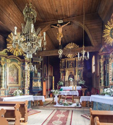 Zdjęcie nr 11: Kościół św. Andrzeja w Graboszycach usytuowany jest w centrum wsi, na wysokim wzniesieniu, przy bocznej drodze odchodzącej na zachód od drogi Wadowice-Zator. Plac kościelny otoczony jest drewnianym płotem na betonowej podmurówce i z murowanymi słupkami. W jego północno-wschodnim narożniku stoi drewniany krzyż. Po stronie południowej w miejscu dawnego cmentarza nagrobek dziedziców Graboszyc Aleksandra Chrząszcza (zm. 1868) i Emanuela Chrząszcza (zm. 1871). Na plac prowadzi wejście z dostępem schodami od strony zachodniej oraz drugie przez szeroką bramę od strony wschodnio-północnej. 

Kościół jest orientowany, konstrukcji zrębowej z wieżą na słup. Prezbiterium na planie prostokątnym, przy nim od północy piętrowa zakrystia. Nawa szersza kwadratowa z kruchtą od południa, od zachodu głęboka, prostokątna kruchta. Prezbiterium od nawy oddzielone ścianą arkady tęczowej, zamkniętą półkoliście z krucyfiksem na belce tęczowej. Chór muzyczny drewniany, wsparty na dwóch kolumnach z częścią środkową wysuniętą do przodu. Wewnątrz stropy, w prezbiterium ze skośnym szalowaniem po bokach, w nawie z zaskrzynieniami. Otwory okienne prostokątne, zamknięte łukiem odcinkowym, ulokowane od strony północnej oraz południowej. Wejście główne do świątyni prowadzi od strony zachodniej, a także od wschodu przez zakrystię i małą kruchtę od południa. 

W elewacji zewnętrznej kościoła wyróżnia się przysadzista czworoboczna wieża o ścianach pochyłych, pobitych gontem z nadwieszoną izbicą, nad izbicą nadbudowane później czworoboczne pięterko, hełm cebulasty z latarnią. Wokół kościoła kamienna podmurówka z nieregularnych płyt. Szalunek pionowy z listwowaniem. Prezbiterium niższe od nawy. Dachy, ściany i hełmy wieży oraz hełm wieżyczki na sygnaturkę gontowe. Dachy siodłowe, nad prezbiterium i zakrystią wspólne. 
