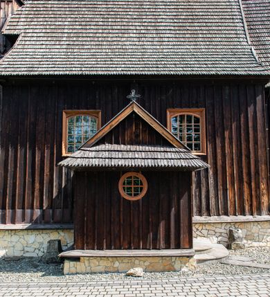 Zdjęcie nr 30: Kościół św. Andrzeja w Graboszycach usytuowany jest w centrum wsi, na wysokim wzniesieniu, przy bocznej drodze odchodzącej na zachód od drogi Wadowice-Zator. Plac kościelny otoczony jest drewnianym płotem na betonowej podmurówce i z murowanymi słupkami. W jego północno-wschodnim narożniku stoi drewniany krzyż. Po stronie południowej w miejscu dawnego cmentarza nagrobek dziedziców Graboszyc Aleksandra Chrząszcza (zm. 1868) i Emanuela Chrząszcza (zm. 1871). Na plac prowadzi wejście z dostępem schodami od strony zachodniej oraz drugie przez szeroką bramę od strony wschodnio-północnej. 

Kościół jest orientowany, konstrukcji zrębowej z wieżą na słup. Prezbiterium na planie prostokątnym, przy nim od północy piętrowa zakrystia. Nawa szersza kwadratowa z kruchtą od południa, od zachodu głęboka, prostokątna kruchta. Prezbiterium od nawy oddzielone ścianą arkady tęczowej, zamkniętą półkoliście z krucyfiksem na belce tęczowej. Chór muzyczny drewniany, wsparty na dwóch kolumnach z częścią środkową wysuniętą do przodu. Wewnątrz stropy, w prezbiterium ze skośnym szalowaniem po bokach, w nawie z zaskrzynieniami. Otwory okienne prostokątne, zamknięte łukiem odcinkowym, ulokowane od strony północnej oraz południowej. Wejście główne do świątyni prowadzi od strony zachodniej, a także od wschodu przez zakrystię i małą kruchtę od południa. 

W elewacji zewnętrznej kościoła wyróżnia się przysadzista czworoboczna wieża o ścianach pochyłych, pobitych gontem z nadwieszoną izbicą, nad izbicą nadbudowane później czworoboczne pięterko, hełm cebulasty z latarnią. Wokół kościoła kamienna podmurówka z nieregularnych płyt. Szalunek pionowy z listwowaniem. Prezbiterium niższe od nawy. Dachy, ściany i hełmy wieży oraz hełm wieżyczki na sygnaturkę gontowe. Dachy siodłowe, nad prezbiterium i zakrystią wspólne. 
