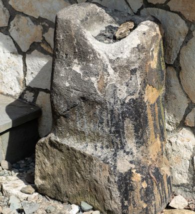 Zdjęcie nr 5: Kościół św. Andrzeja w Graboszycach usytuowany jest w centrum wsi, na wysokim wzniesieniu, przy bocznej drodze odchodzącej na zachód od drogi Wadowice-Zator. Plac kościelny otoczony jest drewnianym płotem na betonowej podmurówce i z murowanymi słupkami. W jego północno-wschodnim narożniku stoi drewniany krzyż. Po stronie południowej w miejscu dawnego cmentarza nagrobek dziedziców Graboszyc Aleksandra Chrząszcza (zm. 1868) i Emanuela Chrząszcza (zm. 1871). Na plac prowadzi wejście z dostępem schodami od strony zachodniej oraz drugie przez szeroką bramę od strony wschodnio-północnej. 

Kościół jest orientowany, konstrukcji zrębowej z wieżą na słup. Prezbiterium na planie prostokątnym, przy nim od północy piętrowa zakrystia. Nawa szersza kwadratowa z kruchtą od południa, od zachodu głęboka, prostokątna kruchta. Prezbiterium od nawy oddzielone ścianą arkady tęczowej, zamkniętą półkoliście z krucyfiksem na belce tęczowej. Chór muzyczny drewniany, wsparty na dwóch kolumnach z częścią środkową wysuniętą do przodu. Wewnątrz stropy, w prezbiterium ze skośnym szalowaniem po bokach, w nawie z zaskrzynieniami. Otwory okienne prostokątne, zamknięte łukiem odcinkowym, ulokowane od strony północnej oraz południowej. Wejście główne do świątyni prowadzi od strony zachodniej, a także od wschodu przez zakrystię i małą kruchtę od południa. 

W elewacji zewnętrznej kościoła wyróżnia się przysadzista czworoboczna wieża o ścianach pochyłych, pobitych gontem z nadwieszoną izbicą, nad izbicą nadbudowane później czworoboczne pięterko, hełm cebulasty z latarnią. Wokół kościoła kamienna podmurówka z nieregularnych płyt. Szalunek pionowy z listwowaniem. Prezbiterium niższe od nawy. Dachy, ściany i hełmy wieży oraz hełm wieżyczki na sygnaturkę gontowe. Dachy siodłowe, nad prezbiterium i zakrystią wspólne. 
