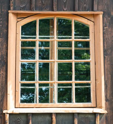 Zdjęcie nr 43: Kościół św. Andrzeja w Graboszycach usytuowany jest w centrum wsi, na wysokim wzniesieniu, przy bocznej drodze odchodzącej na zachód od drogi Wadowice-Zator. Plac kościelny otoczony jest drewnianym płotem na betonowej podmurówce i z murowanymi słupkami. W jego północno-wschodnim narożniku stoi drewniany krzyż. Po stronie południowej w miejscu dawnego cmentarza nagrobek dziedziców Graboszyc Aleksandra Chrząszcza (zm. 1868) i Emanuela Chrząszcza (zm. 1871). Na plac prowadzi wejście z dostępem schodami od strony zachodniej oraz drugie przez szeroką bramę od strony wschodnio-północnej. 

Kościół jest orientowany, konstrukcji zrębowej z wieżą na słup. Prezbiterium na planie prostokątnym, przy nim od północy piętrowa zakrystia. Nawa szersza kwadratowa z kruchtą od południa, od zachodu głęboka, prostokątna kruchta. Prezbiterium od nawy oddzielone ścianą arkady tęczowej, zamkniętą półkoliście z krucyfiksem na belce tęczowej. Chór muzyczny drewniany, wsparty na dwóch kolumnach z częścią środkową wysuniętą do przodu. Wewnątrz stropy, w prezbiterium ze skośnym szalowaniem po bokach, w nawie z zaskrzynieniami. Otwory okienne prostokątne, zamknięte łukiem odcinkowym, ulokowane od strony północnej oraz południowej. Wejście główne do świątyni prowadzi od strony zachodniej, a także od wschodu przez zakrystię i małą kruchtę od południa. 

W elewacji zewnętrznej kościoła wyróżnia się przysadzista czworoboczna wieża o ścianach pochyłych, pobitych gontem z nadwieszoną izbicą, nad izbicą nadbudowane później czworoboczne pięterko, hełm cebulasty z latarnią. Wokół kościoła kamienna podmurówka z nieregularnych płyt. Szalunek pionowy z listwowaniem. Prezbiterium niższe od nawy. Dachy, ściany i hełmy wieży oraz hełm wieżyczki na sygnaturkę gontowe. Dachy siodłowe, nad prezbiterium i zakrystią wspólne. 
