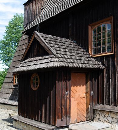 Zdjęcie nr 29: Kościół św. Andrzeja w Graboszycach usytuowany jest w centrum wsi, na wysokim wzniesieniu, przy bocznej drodze odchodzącej na zachód od drogi Wadowice-Zator. Plac kościelny otoczony jest drewnianym płotem na betonowej podmurówce i z murowanymi słupkami. W jego północno-wschodnim narożniku stoi drewniany krzyż. Po stronie południowej w miejscu dawnego cmentarza nagrobek dziedziców Graboszyc Aleksandra Chrząszcza (zm. 1868) i Emanuela Chrząszcza (zm. 1871). Na plac prowadzi wejście z dostępem schodami od strony zachodniej oraz drugie przez szeroką bramę od strony wschodnio-północnej. 

Kościół jest orientowany, konstrukcji zrębowej z wieżą na słup. Prezbiterium na planie prostokątnym, przy nim od północy piętrowa zakrystia. Nawa szersza kwadratowa z kruchtą od południa, od zachodu głęboka, prostokątna kruchta. Prezbiterium od nawy oddzielone ścianą arkady tęczowej, zamkniętą półkoliście z krucyfiksem na belce tęczowej. Chór muzyczny drewniany, wsparty na dwóch kolumnach z częścią środkową wysuniętą do przodu. Wewnątrz stropy, w prezbiterium ze skośnym szalowaniem po bokach, w nawie z zaskrzynieniami. Otwory okienne prostokątne, zamknięte łukiem odcinkowym, ulokowane od strony północnej oraz południowej. Wejście główne do świątyni prowadzi od strony zachodniej, a także od wschodu przez zakrystię i małą kruchtę od południa. 

W elewacji zewnętrznej kościoła wyróżnia się przysadzista czworoboczna wieża o ścianach pochyłych, pobitych gontem z nadwieszoną izbicą, nad izbicą nadbudowane później czworoboczne pięterko, hełm cebulasty z latarnią. Wokół kościoła kamienna podmurówka z nieregularnych płyt. Szalunek pionowy z listwowaniem. Prezbiterium niższe od nawy. Dachy, ściany i hełmy wieży oraz hełm wieżyczki na sygnaturkę gontowe. Dachy siodłowe, nad prezbiterium i zakrystią wspólne. 
