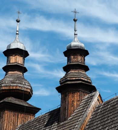 Zdjęcie nr 35: Kościół św. Andrzeja w Graboszycach usytuowany jest w centrum wsi, na wysokim wzniesieniu, przy bocznej drodze odchodzącej na zachód od drogi Wadowice-Zator. Plac kościelny otoczony jest drewnianym płotem na betonowej podmurówce i z murowanymi słupkami. W jego północno-wschodnim narożniku stoi drewniany krzyż. Po stronie południowej w miejscu dawnego cmentarza nagrobek dziedziców Graboszyc Aleksandra Chrząszcza (zm. 1868) i Emanuela Chrząszcza (zm. 1871). Na plac prowadzi wejście z dostępem schodami od strony zachodniej oraz drugie przez szeroką bramę od strony wschodnio-północnej. 

Kościół jest orientowany, konstrukcji zrębowej z wieżą na słup. Prezbiterium na planie prostokątnym, przy nim od północy piętrowa zakrystia. Nawa szersza kwadratowa z kruchtą od południa, od zachodu głęboka, prostokątna kruchta. Prezbiterium od nawy oddzielone ścianą arkady tęczowej, zamkniętą półkoliście z krucyfiksem na belce tęczowej. Chór muzyczny drewniany, wsparty na dwóch kolumnach z częścią środkową wysuniętą do przodu. Wewnątrz stropy, w prezbiterium ze skośnym szalowaniem po bokach, w nawie z zaskrzynieniami. Otwory okienne prostokątne, zamknięte łukiem odcinkowym, ulokowane od strony północnej oraz południowej. Wejście główne do świątyni prowadzi od strony zachodniej, a także od wschodu przez zakrystię i małą kruchtę od południa. 

W elewacji zewnętrznej kościoła wyróżnia się przysadzista czworoboczna wieża o ścianach pochyłych, pobitych gontem z nadwieszoną izbicą, nad izbicą nadbudowane później czworoboczne pięterko, hełm cebulasty z latarnią. Wokół kościoła kamienna podmurówka z nieregularnych płyt. Szalunek pionowy z listwowaniem. Prezbiterium niższe od nawy. Dachy, ściany i hełmy wieży oraz hełm wieżyczki na sygnaturkę gontowe. Dachy siodłowe, nad prezbiterium i zakrystią wspólne. 
