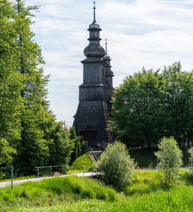 Zdjęcie nr 16: Kościół św. Andrzeja w Graboszycach usytuowany jest w centrum wsi, na wysokim wzniesieniu, przy bocznej drodze odchodzącej na zachód od drogi Wadowice-Zator. Plac kościelny otoczony jest drewnianym płotem na betonowej podmurówce i z murowanymi słupkami. W jego północno-wschodnim narożniku stoi drewniany krzyż. Po stronie południowej w miejscu dawnego cmentarza nagrobek dziedziców Graboszyc Aleksandra Chrząszcza (zm. 1868) i Emanuela Chrząszcza (zm. 1871). Na plac prowadzi wejście z dostępem schodami od strony zachodniej oraz drugie przez szeroką bramę od strony wschodnio-północnej. 

Kościół jest orientowany, konstrukcji zrębowej z wieżą na słup. Prezbiterium na planie prostokątnym, przy nim od północy piętrowa zakrystia. Nawa szersza kwadratowa z kruchtą od południa, od zachodu głęboka, prostokątna kruchta. Prezbiterium od nawy oddzielone ścianą arkady tęczowej, zamkniętą półkoliście z krucyfiksem na belce tęczowej. Chór muzyczny drewniany, wsparty na dwóch kolumnach z częścią środkową wysuniętą do przodu. Wewnątrz stropy, w prezbiterium ze skośnym szalowaniem po bokach, w nawie z zaskrzynieniami. Otwory okienne prostokątne, zamknięte łukiem odcinkowym, ulokowane od strony północnej oraz południowej. Wejście główne do świątyni prowadzi od strony zachodniej, a także od wschodu przez zakrystię i małą kruchtę od południa. 

W elewacji zewnętrznej kościoła wyróżnia się przysadzista czworoboczna wieża o ścianach pochyłych, pobitych gontem z nadwieszoną izbicą, nad izbicą nadbudowane później czworoboczne pięterko, hełm cebulasty z latarnią. Wokół kościoła kamienna podmurówka z nieregularnych płyt. Szalunek pionowy z listwowaniem. Prezbiterium niższe od nawy. Dachy, ściany i hełmy wieży oraz hełm wieżyczki na sygnaturkę gontowe. Dachy siodłowe, nad prezbiterium i zakrystią wspólne. 
