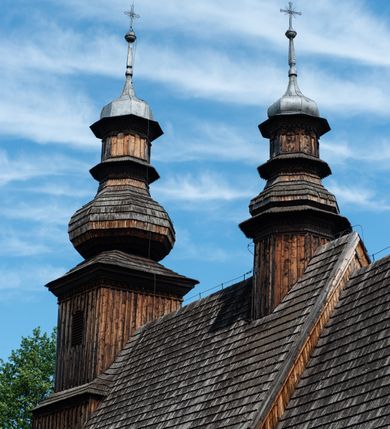 Zdjęcie nr 36: Kościół św. Andrzeja w Graboszycach usytuowany jest w centrum wsi, na wysokim wzniesieniu, przy bocznej drodze odchodzącej na zachód od drogi Wadowice-Zator. Plac kościelny otoczony jest drewnianym płotem na betonowej podmurówce i z murowanymi słupkami. W jego północno-wschodnim narożniku stoi drewniany krzyż. Po stronie południowej w miejscu dawnego cmentarza nagrobek dziedziców Graboszyc Aleksandra Chrząszcza (zm. 1868) i Emanuela Chrząszcza (zm. 1871). Na plac prowadzi wejście z dostępem schodami od strony zachodniej oraz drugie przez szeroką bramę od strony wschodnio-północnej. 

Kościół jest orientowany, konstrukcji zrębowej z wieżą na słup. Prezbiterium na planie prostokątnym, przy nim od północy piętrowa zakrystia. Nawa szersza kwadratowa z kruchtą od południa, od zachodu głęboka, prostokątna kruchta. Prezbiterium od nawy oddzielone ścianą arkady tęczowej, zamkniętą półkoliście z krucyfiksem na belce tęczowej. Chór muzyczny drewniany, wsparty na dwóch kolumnach z częścią środkową wysuniętą do przodu. Wewnątrz stropy, w prezbiterium ze skośnym szalowaniem po bokach, w nawie z zaskrzynieniami. Otwory okienne prostokątne, zamknięte łukiem odcinkowym, ulokowane od strony północnej oraz południowej. Wejście główne do świątyni prowadzi od strony zachodniej, a także od wschodu przez zakrystię i małą kruchtę od południa. 

W elewacji zewnętrznej kościoła wyróżnia się przysadzista czworoboczna wieża o ścianach pochyłych, pobitych gontem z nadwieszoną izbicą, nad izbicą nadbudowane później czworoboczne pięterko, hełm cebulasty z latarnią. Wokół kościoła kamienna podmurówka z nieregularnych płyt. Szalunek pionowy z listwowaniem. Prezbiterium niższe od nawy. Dachy, ściany i hełmy wieży oraz hełm wieżyczki na sygnaturkę gontowe. Dachy siodłowe, nad prezbiterium i zakrystią wspólne. 
