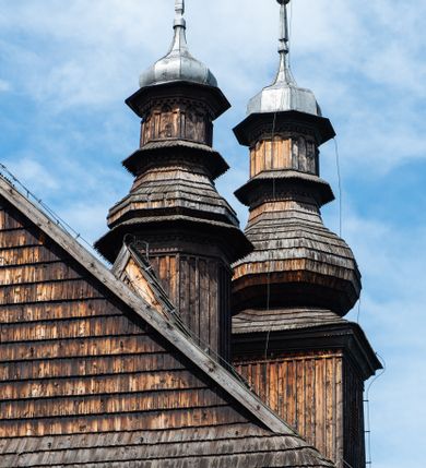 Zdjęcie nr 38: Kościół św. Andrzeja w Graboszycach usytuowany jest w centrum wsi, na wysokim wzniesieniu, przy bocznej drodze odchodzącej na zachód od drogi Wadowice-Zator. Plac kościelny otoczony jest drewnianym płotem na betonowej podmurówce i z murowanymi słupkami. W jego północno-wschodnim narożniku stoi drewniany krzyż. Po stronie południowej w miejscu dawnego cmentarza nagrobek dziedziców Graboszyc Aleksandra Chrząszcza (zm. 1868) i Emanuela Chrząszcza (zm. 1871). Na plac prowadzi wejście z dostępem schodami od strony zachodniej oraz drugie przez szeroką bramę od strony wschodnio-północnej. 

Kościół jest orientowany, konstrukcji zrębowej z wieżą na słup. Prezbiterium na planie prostokątnym, przy nim od północy piętrowa zakrystia. Nawa szersza kwadratowa z kruchtą od południa, od zachodu głęboka, prostokątna kruchta. Prezbiterium od nawy oddzielone ścianą arkady tęczowej, zamkniętą półkoliście z krucyfiksem na belce tęczowej. Chór muzyczny drewniany, wsparty na dwóch kolumnach z częścią środkową wysuniętą do przodu. Wewnątrz stropy, w prezbiterium ze skośnym szalowaniem po bokach, w nawie z zaskrzynieniami. Otwory okienne prostokątne, zamknięte łukiem odcinkowym, ulokowane od strony północnej oraz południowej. Wejście główne do świątyni prowadzi od strony zachodniej, a także od wschodu przez zakrystię i małą kruchtę od południa. 

W elewacji zewnętrznej kościoła wyróżnia się przysadzista czworoboczna wieża o ścianach pochyłych, pobitych gontem z nadwieszoną izbicą, nad izbicą nadbudowane później czworoboczne pięterko, hełm cebulasty z latarnią. Wokół kościoła kamienna podmurówka z nieregularnych płyt. Szalunek pionowy z listwowaniem. Prezbiterium niższe od nawy. Dachy, ściany i hełmy wieży oraz hełm wieżyczki na sygnaturkę gontowe. Dachy siodłowe, nad prezbiterium i zakrystią wspólne. 
