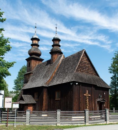 Zdjęcie nr 23: Kościół św. Andrzeja w Graboszycach usytuowany jest w centrum wsi, na wysokim wzniesieniu, przy bocznej drodze odchodzącej na zachód od drogi Wadowice-Zator. Plac kościelny otoczony jest drewnianym płotem na betonowej podmurówce i z murowanymi słupkami. W jego północno-wschodnim narożniku stoi drewniany krzyż. Po stronie południowej w miejscu dawnego cmentarza nagrobek dziedziców Graboszyc Aleksandra Chrząszcza (zm. 1868) i Emanuela Chrząszcza (zm. 1871). Na plac prowadzi wejście z dostępem schodami od strony zachodniej oraz drugie przez szeroką bramę od strony wschodnio-północnej. 

Kościół jest orientowany, konstrukcji zrębowej z wieżą na słup. Prezbiterium na planie prostokątnym, przy nim od północy piętrowa zakrystia. Nawa szersza kwadratowa z kruchtą od południa, od zachodu głęboka, prostokątna kruchta. Prezbiterium od nawy oddzielone ścianą arkady tęczowej, zamkniętą półkoliście z krucyfiksem na belce tęczowej. Chór muzyczny drewniany, wsparty na dwóch kolumnach z częścią środkową wysuniętą do przodu. Wewnątrz stropy, w prezbiterium ze skośnym szalowaniem po bokach, w nawie z zaskrzynieniami. Otwory okienne prostokątne, zamknięte łukiem odcinkowym, ulokowane od strony północnej oraz południowej. Wejście główne do świątyni prowadzi od strony zachodniej, a także od wschodu przez zakrystię i małą kruchtę od południa. 

W elewacji zewnętrznej kościoła wyróżnia się przysadzista czworoboczna wieża o ścianach pochyłych, pobitych gontem z nadwieszoną izbicą, nad izbicą nadbudowane później czworoboczne pięterko, hełm cebulasty z latarnią. Wokół kościoła kamienna podmurówka z nieregularnych płyt. Szalunek pionowy z listwowaniem. Prezbiterium niższe od nawy. Dachy, ściany i hełmy wieży oraz hełm wieżyczki na sygnaturkę gontowe. Dachy siodłowe, nad prezbiterium i zakrystią wspólne. 
