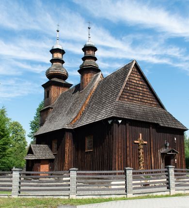 Zdjęcie nr 25: Kościół św. Andrzeja w Graboszycach usytuowany jest w centrum wsi, na wysokim wzniesieniu, przy bocznej drodze odchodzącej na zachód od drogi Wadowice-Zator. Plac kościelny otoczony jest drewnianym płotem na betonowej podmurówce i z murowanymi słupkami. W jego północno-wschodnim narożniku stoi drewniany krzyż. Po stronie południowej w miejscu dawnego cmentarza nagrobek dziedziców Graboszyc Aleksandra Chrząszcza (zm. 1868) i Emanuela Chrząszcza (zm. 1871). Na plac prowadzi wejście z dostępem schodami od strony zachodniej oraz drugie przez szeroką bramę od strony wschodnio-północnej. 

Kościół jest orientowany, konstrukcji zrębowej z wieżą na słup. Prezbiterium na planie prostokątnym, przy nim od północy piętrowa zakrystia. Nawa szersza kwadratowa z kruchtą od południa, od zachodu głęboka, prostokątna kruchta. Prezbiterium od nawy oddzielone ścianą arkady tęczowej, zamkniętą półkoliście z krucyfiksem na belce tęczowej. Chór muzyczny drewniany, wsparty na dwóch kolumnach z częścią środkową wysuniętą do przodu. Wewnątrz stropy, w prezbiterium ze skośnym szalowaniem po bokach, w nawie z zaskrzynieniami. Otwory okienne prostokątne, zamknięte łukiem odcinkowym, ulokowane od strony północnej oraz południowej. Wejście główne do świątyni prowadzi od strony zachodniej, a także od wschodu przez zakrystię i małą kruchtę od południa. 

W elewacji zewnętrznej kościoła wyróżnia się przysadzista czworoboczna wieża o ścianach pochyłych, pobitych gontem z nadwieszoną izbicą, nad izbicą nadbudowane później czworoboczne pięterko, hełm cebulasty z latarnią. Wokół kościoła kamienna podmurówka z nieregularnych płyt. Szalunek pionowy z listwowaniem. Prezbiterium niższe od nawy. Dachy, ściany i hełmy wieży oraz hełm wieżyczki na sygnaturkę gontowe. Dachy siodłowe, nad prezbiterium i zakrystią wspólne. 
