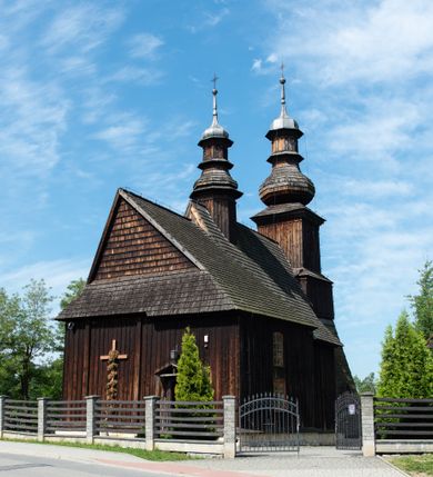 Zdjęcie nr 22: Kościół św. Andrzeja w Graboszycach usytuowany jest w centrum wsi, na wysokim wzniesieniu, przy bocznej drodze odchodzącej na zachód od drogi Wadowice-Zator. Plac kościelny otoczony jest drewnianym płotem na betonowej podmurówce i z murowanymi słupkami. W jego północno-wschodnim narożniku stoi drewniany krzyż. Po stronie południowej w miejscu dawnego cmentarza nagrobek dziedziców Graboszyc Aleksandra Chrząszcza (zm. 1868) i Emanuela Chrząszcza (zm. 1871). Na plac prowadzi wejście z dostępem schodami od strony zachodniej oraz drugie przez szeroką bramę od strony wschodnio-północnej. 

Kościół jest orientowany, konstrukcji zrębowej z wieżą na słup. Prezbiterium na planie prostokątnym, przy nim od północy piętrowa zakrystia. Nawa szersza kwadratowa z kruchtą od południa, od zachodu głęboka, prostokątna kruchta. Prezbiterium od nawy oddzielone ścianą arkady tęczowej, zamkniętą półkoliście z krucyfiksem na belce tęczowej. Chór muzyczny drewniany, wsparty na dwóch kolumnach z częścią środkową wysuniętą do przodu. Wewnątrz stropy, w prezbiterium ze skośnym szalowaniem po bokach, w nawie z zaskrzynieniami. Otwory okienne prostokątne, zamknięte łukiem odcinkowym, ulokowane od strony północnej oraz południowej. Wejście główne do świątyni prowadzi od strony zachodniej, a także od wschodu przez zakrystię i małą kruchtę od południa. 

W elewacji zewnętrznej kościoła wyróżnia się przysadzista czworoboczna wieża o ścianach pochyłych, pobitych gontem z nadwieszoną izbicą, nad izbicą nadbudowane później czworoboczne pięterko, hełm cebulasty z latarnią. Wokół kościoła kamienna podmurówka z nieregularnych płyt. Szalunek pionowy z listwowaniem. Prezbiterium niższe od nawy. Dachy, ściany i hełmy wieży oraz hełm wieżyczki na sygnaturkę gontowe. Dachy siodłowe, nad prezbiterium i zakrystią wspólne. 
