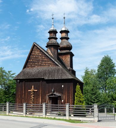 Zdjęcie nr 21: Kościół św. Andrzeja w Graboszycach usytuowany jest w centrum wsi, na wysokim wzniesieniu, przy bocznej drodze odchodzącej na zachód od drogi Wadowice-Zator. Plac kościelny otoczony jest drewnianym płotem na betonowej podmurówce i z murowanymi słupkami. W jego północno-wschodnim narożniku stoi drewniany krzyż. Po stronie południowej w miejscu dawnego cmentarza nagrobek dziedziców Graboszyc Aleksandra Chrząszcza (zm. 1868) i Emanuela Chrząszcza (zm. 1871). Na plac prowadzi wejście z dostępem schodami od strony zachodniej oraz drugie przez szeroką bramę od strony wschodnio-północnej. 

Kościół jest orientowany, konstrukcji zrębowej z wieżą na słup. Prezbiterium na planie prostokątnym, przy nim od północy piętrowa zakrystia. Nawa szersza kwadratowa z kruchtą od południa, od zachodu głęboka, prostokątna kruchta. Prezbiterium od nawy oddzielone ścianą arkady tęczowej, zamkniętą półkoliście z krucyfiksem na belce tęczowej. Chór muzyczny drewniany, wsparty na dwóch kolumnach z częścią środkową wysuniętą do przodu. Wewnątrz stropy, w prezbiterium ze skośnym szalowaniem po bokach, w nawie z zaskrzynieniami. Otwory okienne prostokątne, zamknięte łukiem odcinkowym, ulokowane od strony północnej oraz południowej. Wejście główne do świątyni prowadzi od strony zachodniej, a także od wschodu przez zakrystię i małą kruchtę od południa. 

W elewacji zewnętrznej kościoła wyróżnia się przysadzista czworoboczna wieża o ścianach pochyłych, pobitych gontem z nadwieszoną izbicą, nad izbicą nadbudowane później czworoboczne pięterko, hełm cebulasty z latarnią. Wokół kościoła kamienna podmurówka z nieregularnych płyt. Szalunek pionowy z listwowaniem. Prezbiterium niższe od nawy. Dachy, ściany i hełmy wieży oraz hełm wieżyczki na sygnaturkę gontowe. Dachy siodłowe, nad prezbiterium i zakrystią wspólne. 
