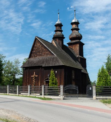 Zdjęcie nr 20: Kościół św. Andrzeja w Graboszycach usytuowany jest w centrum wsi, na wysokim wzniesieniu, przy bocznej drodze odchodzącej na zachód od drogi Wadowice-Zator. Plac kościelny otoczony jest drewnianym płotem na betonowej podmurówce i z murowanymi słupkami. W jego północno-wschodnim narożniku stoi drewniany krzyż. Po stronie południowej w miejscu dawnego cmentarza nagrobek dziedziców Graboszyc Aleksandra Chrząszcza (zm. 1868) i Emanuela Chrząszcza (zm. 1871). Na plac prowadzi wejście z dostępem schodami od strony zachodniej oraz drugie przez szeroką bramę od strony wschodnio-północnej. 

Kościół jest orientowany, konstrukcji zrębowej z wieżą na słup. Prezbiterium na planie prostokątnym, przy nim od północy piętrowa zakrystia. Nawa szersza kwadratowa z kruchtą od południa, od zachodu głęboka, prostokątna kruchta. Prezbiterium od nawy oddzielone ścianą arkady tęczowej, zamkniętą półkoliście z krucyfiksem na belce tęczowej. Chór muzyczny drewniany, wsparty na dwóch kolumnach z częścią środkową wysuniętą do przodu. Wewnątrz stropy, w prezbiterium ze skośnym szalowaniem po bokach, w nawie z zaskrzynieniami. Otwory okienne prostokątne, zamknięte łukiem odcinkowym, ulokowane od strony północnej oraz południowej. Wejście główne do świątyni prowadzi od strony zachodniej, a także od wschodu przez zakrystię i małą kruchtę od południa. 

W elewacji zewnętrznej kościoła wyróżnia się przysadzista czworoboczna wieża o ścianach pochyłych, pobitych gontem z nadwieszoną izbicą, nad izbicą nadbudowane później czworoboczne pięterko, hełm cebulasty z latarnią. Wokół kościoła kamienna podmurówka z nieregularnych płyt. Szalunek pionowy z listwowaniem. Prezbiterium niższe od nawy. Dachy, ściany i hełmy wieży oraz hełm wieżyczki na sygnaturkę gontowe. Dachy siodłowe, nad prezbiterium i zakrystią wspólne. 
