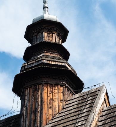 Zdjęcie nr 39: Kościół św. Andrzeja w Graboszycach usytuowany jest w centrum wsi, na wysokim wzniesieniu, przy bocznej drodze odchodzącej na zachód od drogi Wadowice-Zator. Plac kościelny otoczony jest drewnianym płotem na betonowej podmurówce i z murowanymi słupkami. W jego północno-wschodnim narożniku stoi drewniany krzyż. Po stronie południowej w miejscu dawnego cmentarza nagrobek dziedziców Graboszyc Aleksandra Chrząszcza (zm. 1868) i Emanuela Chrząszcza (zm. 1871). Na plac prowadzi wejście z dostępem schodami od strony zachodniej oraz drugie przez szeroką bramę od strony wschodnio-północnej. 

Kościół jest orientowany, konstrukcji zrębowej z wieżą na słup. Prezbiterium na planie prostokątnym, przy nim od północy piętrowa zakrystia. Nawa szersza kwadratowa z kruchtą od południa, od zachodu głęboka, prostokątna kruchta. Prezbiterium od nawy oddzielone ścianą arkady tęczowej, zamkniętą półkoliście z krucyfiksem na belce tęczowej. Chór muzyczny drewniany, wsparty na dwóch kolumnach z częścią środkową wysuniętą do przodu. Wewnątrz stropy, w prezbiterium ze skośnym szalowaniem po bokach, w nawie z zaskrzynieniami. Otwory okienne prostokątne, zamknięte łukiem odcinkowym, ulokowane od strony północnej oraz południowej. Wejście główne do świątyni prowadzi od strony zachodniej, a także od wschodu przez zakrystię i małą kruchtę od południa. 

W elewacji zewnętrznej kościoła wyróżnia się przysadzista czworoboczna wieża o ścianach pochyłych, pobitych gontem z nadwieszoną izbicą, nad izbicą nadbudowane później czworoboczne pięterko, hełm cebulasty z latarnią. Wokół kościoła kamienna podmurówka z nieregularnych płyt. Szalunek pionowy z listwowaniem. Prezbiterium niższe od nawy. Dachy, ściany i hełmy wieży oraz hełm wieżyczki na sygnaturkę gontowe. Dachy siodłowe, nad prezbiterium i zakrystią wspólne. 
