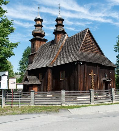Zdjęcie nr 24: Kościół św. Andrzeja w Graboszycach usytuowany jest w centrum wsi, na wysokim wzniesieniu, przy bocznej drodze odchodzącej na zachód od drogi Wadowice-Zator. Plac kościelny otoczony jest drewnianym płotem na betonowej podmurówce i z murowanymi słupkami. W jego północno-wschodnim narożniku stoi drewniany krzyż. Po stronie południowej w miejscu dawnego cmentarza nagrobek dziedziców Graboszyc Aleksandra Chrząszcza (zm. 1868) i Emanuela Chrząszcza (zm. 1871). Na plac prowadzi wejście z dostępem schodami od strony zachodniej oraz drugie przez szeroką bramę od strony wschodnio-północnej. 

Kościół jest orientowany, konstrukcji zrębowej z wieżą na słup. Prezbiterium na planie prostokątnym, przy nim od północy piętrowa zakrystia. Nawa szersza kwadratowa z kruchtą od południa, od zachodu głęboka, prostokątna kruchta. Prezbiterium od nawy oddzielone ścianą arkady tęczowej, zamkniętą półkoliście z krucyfiksem na belce tęczowej. Chór muzyczny drewniany, wsparty na dwóch kolumnach z częścią środkową wysuniętą do przodu. Wewnątrz stropy, w prezbiterium ze skośnym szalowaniem po bokach, w nawie z zaskrzynieniami. Otwory okienne prostokątne, zamknięte łukiem odcinkowym, ulokowane od strony północnej oraz południowej. Wejście główne do świątyni prowadzi od strony zachodniej, a także od wschodu przez zakrystię i małą kruchtę od południa. 

W elewacji zewnętrznej kościoła wyróżnia się przysadzista czworoboczna wieża o ścianach pochyłych, pobitych gontem z nadwieszoną izbicą, nad izbicą nadbudowane później czworoboczne pięterko, hełm cebulasty z latarnią. Wokół kościoła kamienna podmurówka z nieregularnych płyt. Szalunek pionowy z listwowaniem. Prezbiterium niższe od nawy. Dachy, ściany i hełmy wieży oraz hełm wieżyczki na sygnaturkę gontowe. Dachy siodłowe, nad prezbiterium i zakrystią wspólne. 
