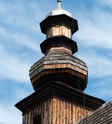 Zdjęcie nr 41: Kościół św. Andrzeja w Graboszycach usytuowany jest w centrum wsi, na wysokim wzniesieniu, przy bocznej drodze odchodzącej na zachód od drogi Wadowice-Zator. Plac kościelny otoczony jest drewnianym płotem na betonowej podmurówce i z murowanymi słupkami. W jego północno-wschodnim narożniku stoi drewniany krzyż. Po stronie południowej w miejscu dawnego cmentarza nagrobek dziedziców Graboszyc Aleksandra Chrząszcza (zm. 1868) i Emanuela Chrząszcza (zm. 1871). Na plac prowadzi wejście z dostępem schodami od strony zachodniej oraz drugie przez szeroką bramę od strony wschodnio-północnej. 

Kościół jest orientowany, konstrukcji zrębowej z wieżą na słup. Prezbiterium na planie prostokątnym, przy nim od północy piętrowa zakrystia. Nawa szersza kwadratowa z kruchtą od południa, od zachodu głęboka, prostokątna kruchta. Prezbiterium od nawy oddzielone ścianą arkady tęczowej, zamkniętą półkoliście z krucyfiksem na belce tęczowej. Chór muzyczny drewniany, wsparty na dwóch kolumnach z częścią środkową wysuniętą do przodu. Wewnątrz stropy, w prezbiterium ze skośnym szalowaniem po bokach, w nawie z zaskrzynieniami. Otwory okienne prostokątne, zamknięte łukiem odcinkowym, ulokowane od strony północnej oraz południowej. Wejście główne do świątyni prowadzi od strony zachodniej, a także od wschodu przez zakrystię i małą kruchtę od południa. 

W elewacji zewnętrznej kościoła wyróżnia się przysadzista czworoboczna wieża o ścianach pochyłych, pobitych gontem z nadwieszoną izbicą, nad izbicą nadbudowane później czworoboczne pięterko, hełm cebulasty z latarnią. Wokół kościoła kamienna podmurówka z nieregularnych płyt. Szalunek pionowy z listwowaniem. Prezbiterium niższe od nawy. Dachy, ściany i hełmy wieży oraz hełm wieżyczki na sygnaturkę gontowe. Dachy siodłowe, nad prezbiterium i zakrystią wspólne. 
