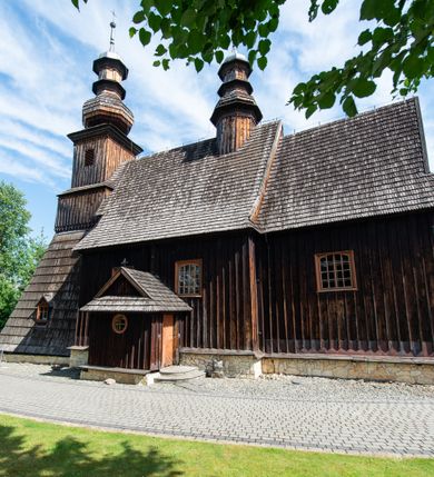 Zdjęcie nr 28: Kościół św. Andrzeja w Graboszycach usytuowany jest w centrum wsi, na wysokim wzniesieniu, przy bocznej drodze odchodzącej na zachód od drogi Wadowice-Zator. Plac kościelny otoczony jest drewnianym płotem na betonowej podmurówce i z murowanymi słupkami. W jego północno-wschodnim narożniku stoi drewniany krzyż. Po stronie południowej w miejscu dawnego cmentarza nagrobek dziedziców Graboszyc Aleksandra Chrząszcza (zm. 1868) i Emanuela Chrząszcza (zm. 1871). Na plac prowadzi wejście z dostępem schodami od strony zachodniej oraz drugie przez szeroką bramę od strony wschodnio-północnej. 

Kościół jest orientowany, konstrukcji zrębowej z wieżą na słup. Prezbiterium na planie prostokątnym, przy nim od północy piętrowa zakrystia. Nawa szersza kwadratowa z kruchtą od południa, od zachodu głęboka, prostokątna kruchta. Prezbiterium od nawy oddzielone ścianą arkady tęczowej, zamkniętą półkoliście z krucyfiksem na belce tęczowej. Chór muzyczny drewniany, wsparty na dwóch kolumnach z częścią środkową wysuniętą do przodu. Wewnątrz stropy, w prezbiterium ze skośnym szalowaniem po bokach, w nawie z zaskrzynieniami. Otwory okienne prostokątne, zamknięte łukiem odcinkowym, ulokowane od strony północnej oraz południowej. Wejście główne do świątyni prowadzi od strony zachodniej, a także od wschodu przez zakrystię i małą kruchtę od południa. 

W elewacji zewnętrznej kościoła wyróżnia się przysadzista czworoboczna wieża o ścianach pochyłych, pobitych gontem z nadwieszoną izbicą, nad izbicą nadbudowane później czworoboczne pięterko, hełm cebulasty z latarnią. Wokół kościoła kamienna podmurówka z nieregularnych płyt. Szalunek pionowy z listwowaniem. Prezbiterium niższe od nawy. Dachy, ściany i hełmy wieży oraz hełm wieżyczki na sygnaturkę gontowe. Dachy siodłowe, nad prezbiterium i zakrystią wspólne. 
