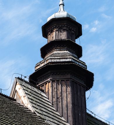 Zdjęcie nr 40: Kościół św. Andrzeja w Graboszycach usytuowany jest w centrum wsi, na wysokim wzniesieniu, przy bocznej drodze odchodzącej na zachód od drogi Wadowice-Zator. Plac kościelny otoczony jest drewnianym płotem na betonowej podmurówce i z murowanymi słupkami. W jego północno-wschodnim narożniku stoi drewniany krzyż. Po stronie południowej w miejscu dawnego cmentarza nagrobek dziedziców Graboszyc Aleksandra Chrząszcza (zm. 1868) i Emanuela Chrząszcza (zm. 1871). Na plac prowadzi wejście z dostępem schodami od strony zachodniej oraz drugie przez szeroką bramę od strony wschodnio-północnej. 

Kościół jest orientowany, konstrukcji zrębowej z wieżą na słup. Prezbiterium na planie prostokątnym, przy nim od północy piętrowa zakrystia. Nawa szersza kwadratowa z kruchtą od południa, od zachodu głęboka, prostokątna kruchta. Prezbiterium od nawy oddzielone ścianą arkady tęczowej, zamkniętą półkoliście z krucyfiksem na belce tęczowej. Chór muzyczny drewniany, wsparty na dwóch kolumnach z częścią środkową wysuniętą do przodu. Wewnątrz stropy, w prezbiterium ze skośnym szalowaniem po bokach, w nawie z zaskrzynieniami. Otwory okienne prostokątne, zamknięte łukiem odcinkowym, ulokowane od strony północnej oraz południowej. Wejście główne do świątyni prowadzi od strony zachodniej, a także od wschodu przez zakrystię i małą kruchtę od południa. 

W elewacji zewnętrznej kościoła wyróżnia się przysadzista czworoboczna wieża o ścianach pochyłych, pobitych gontem z nadwieszoną izbicą, nad izbicą nadbudowane później czworoboczne pięterko, hełm cebulasty z latarnią. Wokół kościoła kamienna podmurówka z nieregularnych płyt. Szalunek pionowy z listwowaniem. Prezbiterium niższe od nawy. Dachy, ściany i hełmy wieży oraz hełm wieżyczki na sygnaturkę gontowe. Dachy siodłowe, nad prezbiterium i zakrystią wspólne. 
