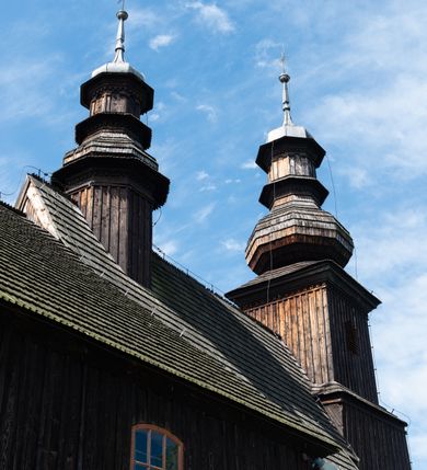 Zdjęcie nr 37: Kościół św. Andrzeja w Graboszycach usytuowany jest w centrum wsi, na wysokim wzniesieniu, przy bocznej drodze odchodzącej na zachód od drogi Wadowice-Zator. Plac kościelny otoczony jest drewnianym płotem na betonowej podmurówce i z murowanymi słupkami. W jego północno-wschodnim narożniku stoi drewniany krzyż. Po stronie południowej w miejscu dawnego cmentarza nagrobek dziedziców Graboszyc Aleksandra Chrząszcza (zm. 1868) i Emanuela Chrząszcza (zm. 1871). Na plac prowadzi wejście z dostępem schodami od strony zachodniej oraz drugie przez szeroką bramę od strony wschodnio-północnej. 

Kościół jest orientowany, konstrukcji zrębowej z wieżą na słup. Prezbiterium na planie prostokątnym, przy nim od północy piętrowa zakrystia. Nawa szersza kwadratowa z kruchtą od południa, od zachodu głęboka, prostokątna kruchta. Prezbiterium od nawy oddzielone ścianą arkady tęczowej, zamkniętą półkoliście z krucyfiksem na belce tęczowej. Chór muzyczny drewniany, wsparty na dwóch kolumnach z częścią środkową wysuniętą do przodu. Wewnątrz stropy, w prezbiterium ze skośnym szalowaniem po bokach, w nawie z zaskrzynieniami. Otwory okienne prostokątne, zamknięte łukiem odcinkowym, ulokowane od strony północnej oraz południowej. Wejście główne do świątyni prowadzi od strony zachodniej, a także od wschodu przez zakrystię i małą kruchtę od południa. 

W elewacji zewnętrznej kościoła wyróżnia się przysadzista czworoboczna wieża o ścianach pochyłych, pobitych gontem z nadwieszoną izbicą, nad izbicą nadbudowane później czworoboczne pięterko, hełm cebulasty z latarnią. Wokół kościoła kamienna podmurówka z nieregularnych płyt. Szalunek pionowy z listwowaniem. Prezbiterium niższe od nawy. Dachy, ściany i hełmy wieży oraz hełm wieżyczki na sygnaturkę gontowe. Dachy siodłowe, nad prezbiterium i zakrystią wspólne. 
