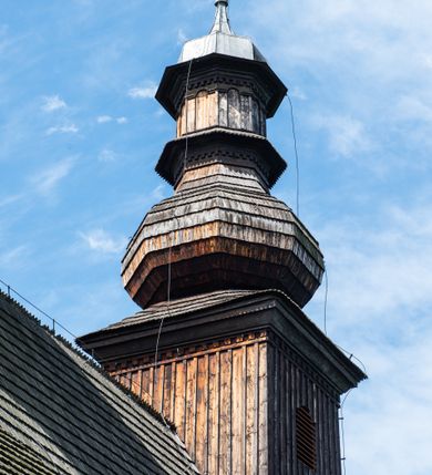 Zdjęcie nr 42: Kościół św. Andrzeja w Graboszycach usytuowany jest w centrum wsi, na wysokim wzniesieniu, przy bocznej drodze odchodzącej na zachód od drogi Wadowice-Zator. Plac kościelny otoczony jest drewnianym płotem na betonowej podmurówce i z murowanymi słupkami. W jego północno-wschodnim narożniku stoi drewniany krzyż. Po stronie południowej w miejscu dawnego cmentarza nagrobek dziedziców Graboszyc Aleksandra Chrząszcza (zm. 1868) i Emanuela Chrząszcza (zm. 1871). Na plac prowadzi wejście z dostępem schodami od strony zachodniej oraz drugie przez szeroką bramę od strony wschodnio-północnej. 

Kościół jest orientowany, konstrukcji zrębowej z wieżą na słup. Prezbiterium na planie prostokątnym, przy nim od północy piętrowa zakrystia. Nawa szersza kwadratowa z kruchtą od południa, od zachodu głęboka, prostokątna kruchta. Prezbiterium od nawy oddzielone ścianą arkady tęczowej, zamkniętą półkoliście z krucyfiksem na belce tęczowej. Chór muzyczny drewniany, wsparty na dwóch kolumnach z częścią środkową wysuniętą do przodu. Wewnątrz stropy, w prezbiterium ze skośnym szalowaniem po bokach, w nawie z zaskrzynieniami. Otwory okienne prostokątne, zamknięte łukiem odcinkowym, ulokowane od strony północnej oraz południowej. Wejście główne do świątyni prowadzi od strony zachodniej, a także od wschodu przez zakrystię i małą kruchtę od południa. 

W elewacji zewnętrznej kościoła wyróżnia się przysadzista czworoboczna wieża o ścianach pochyłych, pobitych gontem z nadwieszoną izbicą, nad izbicą nadbudowane później czworoboczne pięterko, hełm cebulasty z latarnią. Wokół kościoła kamienna podmurówka z nieregularnych płyt. Szalunek pionowy z listwowaniem. Prezbiterium niższe od nawy. Dachy, ściany i hełmy wieży oraz hełm wieżyczki na sygnaturkę gontowe. Dachy siodłowe, nad prezbiterium i zakrystią wspólne. 
