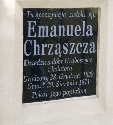 Zdjęcie nr 4: Kościół św. Andrzeja w Graboszycach usytuowany jest w centrum wsi, na wysokim wzniesieniu, przy bocznej drodze odchodzącej na zachód od drogi Wadowice-Zator. Plac kościelny otoczony jest drewnianym płotem na betonowej podmurówce i z murowanymi słupkami. W jego północno-wschodnim narożniku stoi drewniany krzyż. Po stronie południowej w miejscu dawnego cmentarza nagrobek dziedziców Graboszyc Aleksandra Chrząszcza (zm. 1868) i Emanuela Chrząszcza (zm. 1871). Na plac prowadzi wejście z dostępem schodami od strony zachodniej oraz drugie przez szeroką bramę od strony wschodnio-północnej. 

Kościół jest orientowany, konstrukcji zrębowej z wieżą na słup. Prezbiterium na planie prostokątnym, przy nim od północy piętrowa zakrystia. Nawa szersza kwadratowa z kruchtą od południa, od zachodu głęboka, prostokątna kruchta. Prezbiterium od nawy oddzielone ścianą arkady tęczowej, zamkniętą półkoliście z krucyfiksem na belce tęczowej. Chór muzyczny drewniany, wsparty na dwóch kolumnach z częścią środkową wysuniętą do przodu. Wewnątrz stropy, w prezbiterium ze skośnym szalowaniem po bokach, w nawie z zaskrzynieniami. Otwory okienne prostokątne, zamknięte łukiem odcinkowym, ulokowane od strony północnej oraz południowej. Wejście główne do świątyni prowadzi od strony zachodniej, a także od wschodu przez zakrystię i małą kruchtę od południa. 

W elewacji zewnętrznej kościoła wyróżnia się przysadzista czworoboczna wieża o ścianach pochyłych, pobitych gontem z nadwieszoną izbicą, nad izbicą nadbudowane później czworoboczne pięterko, hełm cebulasty z latarnią. Wokół kościoła kamienna podmurówka z nieregularnych płyt. Szalunek pionowy z listwowaniem. Prezbiterium niższe od nawy. Dachy, ściany i hełmy wieży oraz hełm wieżyczki na sygnaturkę gontowe. Dachy siodłowe, nad prezbiterium i zakrystią wspólne. 
