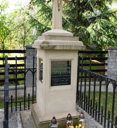 Zdjęcie nr 3: Kościół św. Andrzeja w Graboszycach usytuowany jest w centrum wsi, na wysokim wzniesieniu, przy bocznej drodze odchodzącej na zachód od drogi Wadowice-Zator. Plac kościelny otoczony jest drewnianym płotem na betonowej podmurówce i z murowanymi słupkami. W jego północno-wschodnim narożniku stoi drewniany krzyż. Po stronie południowej w miejscu dawnego cmentarza nagrobek dziedziców Graboszyc Aleksandra Chrząszcza (zm. 1868) i Emanuela Chrząszcza (zm. 1871). Na plac prowadzi wejście z dostępem schodami od strony zachodniej oraz drugie przez szeroką bramę od strony wschodnio-północnej. 

Kościół jest orientowany, konstrukcji zrębowej z wieżą na słup. Prezbiterium na planie prostokątnym, przy nim od północy piętrowa zakrystia. Nawa szersza kwadratowa z kruchtą od południa, od zachodu głęboka, prostokątna kruchta. Prezbiterium od nawy oddzielone ścianą arkady tęczowej, zamkniętą półkoliście z krucyfiksem na belce tęczowej. Chór muzyczny drewniany, wsparty na dwóch kolumnach z częścią środkową wysuniętą do przodu. Wewnątrz stropy, w prezbiterium ze skośnym szalowaniem po bokach, w nawie z zaskrzynieniami. Otwory okienne prostokątne, zamknięte łukiem odcinkowym, ulokowane od strony północnej oraz południowej. Wejście główne do świątyni prowadzi od strony zachodniej, a także od wschodu przez zakrystię i małą kruchtę od południa. 

W elewacji zewnętrznej kościoła wyróżnia się przysadzista czworoboczna wieża o ścianach pochyłych, pobitych gontem z nadwieszoną izbicą, nad izbicą nadbudowane później czworoboczne pięterko, hełm cebulasty z latarnią. Wokół kościoła kamienna podmurówka z nieregularnych płyt. Szalunek pionowy z listwowaniem. Prezbiterium niższe od nawy. Dachy, ściany i hełmy wieży oraz hełm wieżyczki na sygnaturkę gontowe. Dachy siodłowe, nad prezbiterium i zakrystią wspólne. 
