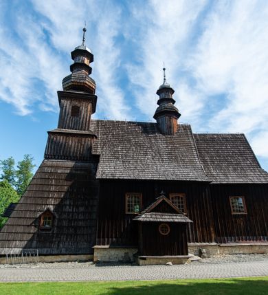 Zdjęcie nr 34: Kościół św. Andrzeja w Graboszycach usytuowany jest w centrum wsi, na wysokim wzniesieniu, przy bocznej drodze odchodzącej na zachód od drogi Wadowice-Zator. Plac kościelny otoczony jest drewnianym płotem na betonowej podmurówce i z murowanymi słupkami. W jego północno-wschodnim narożniku stoi drewniany krzyż. Po stronie południowej w miejscu dawnego cmentarza nagrobek dziedziców Graboszyc Aleksandra Chrząszcza (zm. 1868) i Emanuela Chrząszcza (zm. 1871). Na plac prowadzi wejście z dostępem schodami od strony zachodniej oraz drugie przez szeroką bramę od strony wschodnio-północnej. 

Kościół jest orientowany, konstrukcji zrębowej z wieżą na słup. Prezbiterium na planie prostokątnym, przy nim od północy piętrowa zakrystia. Nawa szersza kwadratowa z kruchtą od południa, od zachodu głęboka, prostokątna kruchta. Prezbiterium od nawy oddzielone ścianą arkady tęczowej, zamkniętą półkoliście z krucyfiksem na belce tęczowej. Chór muzyczny drewniany, wsparty na dwóch kolumnach z częścią środkową wysuniętą do przodu. Wewnątrz stropy, w prezbiterium ze skośnym szalowaniem po bokach, w nawie z zaskrzynieniami. Otwory okienne prostokątne, zamknięte łukiem odcinkowym, ulokowane od strony północnej oraz południowej. Wejście główne do świątyni prowadzi od strony zachodniej, a także od wschodu przez zakrystię i małą kruchtę od południa. 

W elewacji zewnętrznej kościoła wyróżnia się przysadzista czworoboczna wieża o ścianach pochyłych, pobitych gontem z nadwieszoną izbicą, nad izbicą nadbudowane później czworoboczne pięterko, hełm cebulasty z latarnią. Wokół kościoła kamienna podmurówka z nieregularnych płyt. Szalunek pionowy z listwowaniem. Prezbiterium niższe od nawy. Dachy, ściany i hełmy wieży oraz hełm wieżyczki na sygnaturkę gontowe. Dachy siodłowe, nad prezbiterium i zakrystią wspólne. 
