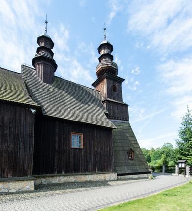 Zdjęcie nr 31: Kościół św. Andrzeja w Graboszycach usytuowany jest w centrum wsi, na wysokim wzniesieniu, przy bocznej drodze odchodzącej na zachód od drogi Wadowice-Zator. Plac kościelny otoczony jest drewnianym płotem na betonowej podmurówce i z murowanymi słupkami. W jego północno-wschodnim narożniku stoi drewniany krzyż. Po stronie południowej w miejscu dawnego cmentarza nagrobek dziedziców Graboszyc Aleksandra Chrząszcza (zm. 1868) i Emanuela Chrząszcza (zm. 1871). Na plac prowadzi wejście z dostępem schodami od strony zachodniej oraz drugie przez szeroką bramę od strony wschodnio-północnej. 

Kościół jest orientowany, konstrukcji zrębowej z wieżą na słup. Prezbiterium na planie prostokątnym, przy nim od północy piętrowa zakrystia. Nawa szersza kwadratowa z kruchtą od południa, od zachodu głęboka, prostokątna kruchta. Prezbiterium od nawy oddzielone ścianą arkady tęczowej, zamkniętą półkoliście z krucyfiksem na belce tęczowej. Chór muzyczny drewniany, wsparty na dwóch kolumnach z częścią środkową wysuniętą do przodu. Wewnątrz stropy, w prezbiterium ze skośnym szalowaniem po bokach, w nawie z zaskrzynieniami. Otwory okienne prostokątne, zamknięte łukiem odcinkowym, ulokowane od strony północnej oraz południowej. Wejście główne do świątyni prowadzi od strony zachodniej, a także od wschodu przez zakrystię i małą kruchtę od południa. 

W elewacji zewnętrznej kościoła wyróżnia się przysadzista czworoboczna wieża o ścianach pochyłych, pobitych gontem z nadwieszoną izbicą, nad izbicą nadbudowane później czworoboczne pięterko, hełm cebulasty z latarnią. Wokół kościoła kamienna podmurówka z nieregularnych płyt. Szalunek pionowy z listwowaniem. Prezbiterium niższe od nawy. Dachy, ściany i hełmy wieży oraz hełm wieżyczki na sygnaturkę gontowe. Dachy siodłowe, nad prezbiterium i zakrystią wspólne. 
