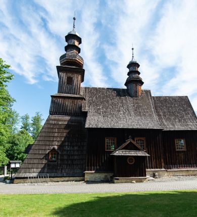 Zdjęcie nr 33: Kościół św. Andrzeja w Graboszycach usytuowany jest w centrum wsi, na wysokim wzniesieniu, przy bocznej drodze odchodzącej na zachód od drogi Wadowice-Zator. Plac kościelny otoczony jest drewnianym płotem na betonowej podmurówce i z murowanymi słupkami. W jego północno-wschodnim narożniku stoi drewniany krzyż. Po stronie południowej w miejscu dawnego cmentarza nagrobek dziedziców Graboszyc Aleksandra Chrząszcza (zm. 1868) i Emanuela Chrząszcza (zm. 1871). Na plac prowadzi wejście z dostępem schodami od strony zachodniej oraz drugie przez szeroką bramę od strony wschodnio-północnej. 

Kościół jest orientowany, konstrukcji zrębowej z wieżą na słup. Prezbiterium na planie prostokątnym, przy nim od północy piętrowa zakrystia. Nawa szersza kwadratowa z kruchtą od południa, od zachodu głęboka, prostokątna kruchta. Prezbiterium od nawy oddzielone ścianą arkady tęczowej, zamkniętą półkoliście z krucyfiksem na belce tęczowej. Chór muzyczny drewniany, wsparty na dwóch kolumnach z częścią środkową wysuniętą do przodu. Wewnątrz stropy, w prezbiterium ze skośnym szalowaniem po bokach, w nawie z zaskrzynieniami. Otwory okienne prostokątne, zamknięte łukiem odcinkowym, ulokowane od strony północnej oraz południowej. Wejście główne do świątyni prowadzi od strony zachodniej, a także od wschodu przez zakrystię i małą kruchtę od południa. 

W elewacji zewnętrznej kościoła wyróżnia się przysadzista czworoboczna wieża o ścianach pochyłych, pobitych gontem z nadwieszoną izbicą, nad izbicą nadbudowane później czworoboczne pięterko, hełm cebulasty z latarnią. Wokół kościoła kamienna podmurówka z nieregularnych płyt. Szalunek pionowy z listwowaniem. Prezbiterium niższe od nawy. Dachy, ściany i hełmy wieży oraz hełm wieżyczki na sygnaturkę gontowe. Dachy siodłowe, nad prezbiterium i zakrystią wspólne. 
