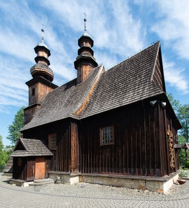 Zdjęcie nr 26: Kościół św. Andrzeja w Graboszycach usytuowany jest w centrum wsi, na wysokim wzniesieniu, przy bocznej drodze odchodzącej na zachód od drogi Wadowice-Zator. Plac kościelny otoczony jest drewnianym płotem na betonowej podmurówce i z murowanymi słupkami. W jego północno-wschodnim narożniku stoi drewniany krzyż. Po stronie południowej w miejscu dawnego cmentarza nagrobek dziedziców Graboszyc Aleksandra Chrząszcza (zm. 1868) i Emanuela Chrząszcza (zm. 1871). Na plac prowadzi wejście z dostępem schodami od strony zachodniej oraz drugie przez szeroką bramę od strony wschodnio-północnej. 

Kościół jest orientowany, konstrukcji zrębowej z wieżą na słup. Prezbiterium na planie prostokątnym, przy nim od północy piętrowa zakrystia. Nawa szersza kwadratowa z kruchtą od południa, od zachodu głęboka, prostokątna kruchta. Prezbiterium od nawy oddzielone ścianą arkady tęczowej, zamkniętą półkoliście z krucyfiksem na belce tęczowej. Chór muzyczny drewniany, wsparty na dwóch kolumnach z częścią środkową wysuniętą do przodu. Wewnątrz stropy, w prezbiterium ze skośnym szalowaniem po bokach, w nawie z zaskrzynieniami. Otwory okienne prostokątne, zamknięte łukiem odcinkowym, ulokowane od strony północnej oraz południowej. Wejście główne do świątyni prowadzi od strony zachodniej, a także od wschodu przez zakrystię i małą kruchtę od południa. 

W elewacji zewnętrznej kościoła wyróżnia się przysadzista czworoboczna wieża o ścianach pochyłych, pobitych gontem z nadwieszoną izbicą, nad izbicą nadbudowane później czworoboczne pięterko, hełm cebulasty z latarnią. Wokół kościoła kamienna podmurówka z nieregularnych płyt. Szalunek pionowy z listwowaniem. Prezbiterium niższe od nawy. Dachy, ściany i hełmy wieży oraz hełm wieżyczki na sygnaturkę gontowe. Dachy siodłowe, nad prezbiterium i zakrystią wspólne. 
