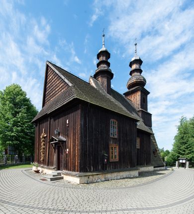 Zdjęcie nr 19: Kościół św. Andrzeja w Graboszycach usytuowany jest w centrum wsi, na wysokim wzniesieniu, przy bocznej drodze odchodzącej na zachód od drogi Wadowice-Zator. Plac kościelny otoczony jest drewnianym płotem na betonowej podmurówce i z murowanymi słupkami. W jego północno-wschodnim narożniku stoi drewniany krzyż. Po stronie południowej w miejscu dawnego cmentarza nagrobek dziedziców Graboszyc Aleksandra Chrząszcza (zm. 1868) i Emanuela Chrząszcza (zm. 1871). Na plac prowadzi wejście z dostępem schodami od strony zachodniej oraz drugie przez szeroką bramę od strony wschodnio-północnej. 

Kościół jest orientowany, konstrukcji zrębowej z wieżą na słup. Prezbiterium na planie prostokątnym, przy nim od północy piętrowa zakrystia. Nawa szersza kwadratowa z kruchtą od południa, od zachodu głęboka, prostokątna kruchta. Prezbiterium od nawy oddzielone ścianą arkady tęczowej, zamkniętą półkoliście z krucyfiksem na belce tęczowej. Chór muzyczny drewniany, wsparty na dwóch kolumnach z częścią środkową wysuniętą do przodu. Wewnątrz stropy, w prezbiterium ze skośnym szalowaniem po bokach, w nawie z zaskrzynieniami. Otwory okienne prostokątne, zamknięte łukiem odcinkowym, ulokowane od strony północnej oraz południowej. Wejście główne do świątyni prowadzi od strony zachodniej, a także od wschodu przez zakrystię i małą kruchtę od południa. 

W elewacji zewnętrznej kościoła wyróżnia się przysadzista czworoboczna wieża o ścianach pochyłych, pobitych gontem z nadwieszoną izbicą, nad izbicą nadbudowane później czworoboczne pięterko, hełm cebulasty z latarnią. Wokół kościoła kamienna podmurówka z nieregularnych płyt. Szalunek pionowy z listwowaniem. Prezbiterium niższe od nawy. Dachy, ściany i hełmy wieży oraz hełm wieżyczki na sygnaturkę gontowe. Dachy siodłowe, nad prezbiterium i zakrystią wspólne. 
