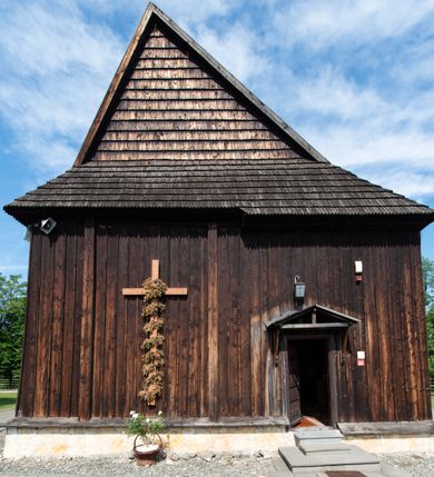 Zdjęcie nr 17: Kościół św. Andrzeja w Graboszycach usytuowany jest w centrum wsi, na wysokim wzniesieniu, przy bocznej drodze odchodzącej na zachód od drogi Wadowice-Zator. Plac kościelny otoczony jest drewnianym płotem na betonowej podmurówce i z murowanymi słupkami. W jego północno-wschodnim narożniku stoi drewniany krzyż. Po stronie południowej w miejscu dawnego cmentarza nagrobek dziedziców Graboszyc Aleksandra Chrząszcza (zm. 1868) i Emanuela Chrząszcza (zm. 1871). Na plac prowadzi wejście z dostępem schodami od strony zachodniej oraz drugie przez szeroką bramę od strony wschodnio-północnej. 

Kościół jest orientowany, konstrukcji zrębowej z wieżą na słup. Prezbiterium na planie prostokątnym, przy nim od północy piętrowa zakrystia. Nawa szersza kwadratowa z kruchtą od południa, od zachodu głęboka, prostokątna kruchta. Prezbiterium od nawy oddzielone ścianą arkady tęczowej, zamkniętą półkoliście z krucyfiksem na belce tęczowej. Chór muzyczny drewniany, wsparty na dwóch kolumnach z częścią środkową wysuniętą do przodu. Wewnątrz stropy, w prezbiterium ze skośnym szalowaniem po bokach, w nawie z zaskrzynieniami. Otwory okienne prostokątne, zamknięte łukiem odcinkowym, ulokowane od strony północnej oraz południowej. Wejście główne do świątyni prowadzi od strony zachodniej, a także od wschodu przez zakrystię i małą kruchtę od południa. 

W elewacji zewnętrznej kościoła wyróżnia się przysadzista czworoboczna wieża o ścianach pochyłych, pobitych gontem z nadwieszoną izbicą, nad izbicą nadbudowane później czworoboczne pięterko, hełm cebulasty z latarnią. Wokół kościoła kamienna podmurówka z nieregularnych płyt. Szalunek pionowy z listwowaniem. Prezbiterium niższe od nawy. Dachy, ściany i hełmy wieży oraz hełm wieżyczki na sygnaturkę gontowe. Dachy siodłowe, nad prezbiterium i zakrystią wspólne. 
