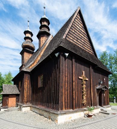 Zdjęcie nr 27: Kościół św. Andrzeja w Graboszycach usytuowany jest w centrum wsi, na wysokim wzniesieniu, przy bocznej drodze odchodzącej na zachód od drogi Wadowice-Zator. Plac kościelny otoczony jest drewnianym płotem na betonowej podmurówce i z murowanymi słupkami. W jego północno-wschodnim narożniku stoi drewniany krzyż. Po stronie południowej w miejscu dawnego cmentarza nagrobek dziedziców Graboszyc Aleksandra Chrząszcza (zm. 1868) i Emanuela Chrząszcza (zm. 1871). Na plac prowadzi wejście z dostępem schodami od strony zachodniej oraz drugie przez szeroką bramę od strony wschodnio-północnej. 

Kościół jest orientowany, konstrukcji zrębowej z wieżą na słup. Prezbiterium na planie prostokątnym, przy nim od północy piętrowa zakrystia. Nawa szersza kwadratowa z kruchtą od południa, od zachodu głęboka, prostokątna kruchta. Prezbiterium od nawy oddzielone ścianą arkady tęczowej, zamkniętą półkoliście z krucyfiksem na belce tęczowej. Chór muzyczny drewniany, wsparty na dwóch kolumnach z częścią środkową wysuniętą do przodu. Wewnątrz stropy, w prezbiterium ze skośnym szalowaniem po bokach, w nawie z zaskrzynieniami. Otwory okienne prostokątne, zamknięte łukiem odcinkowym, ulokowane od strony północnej oraz południowej. Wejście główne do świątyni prowadzi od strony zachodniej, a także od wschodu przez zakrystię i małą kruchtę od południa. 

W elewacji zewnętrznej kościoła wyróżnia się przysadzista czworoboczna wieża o ścianach pochyłych, pobitych gontem z nadwieszoną izbicą, nad izbicą nadbudowane później czworoboczne pięterko, hełm cebulasty z latarnią. Wokół kościoła kamienna podmurówka z nieregularnych płyt. Szalunek pionowy z listwowaniem. Prezbiterium niższe od nawy. Dachy, ściany i hełmy wieży oraz hełm wieżyczki na sygnaturkę gontowe. Dachy siodłowe, nad prezbiterium i zakrystią wspólne. 
